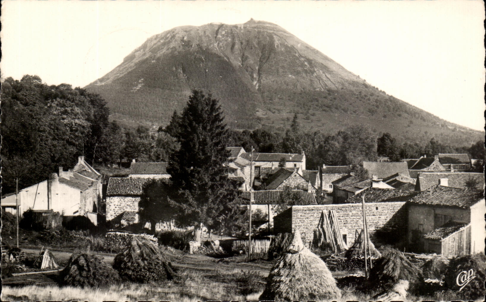 CPSM Village de la Haute Auvergne Laschamps au Pied du Puy De Dome