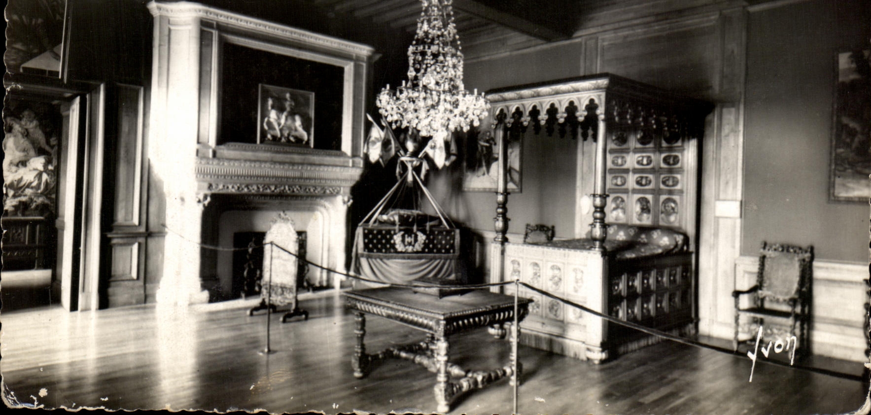 Pau (Basses-Pyrénées) — Le château, chambre à coucher des rois de Navarre — Éditions d'Art 'YVON' Paris 15, Rue Marat