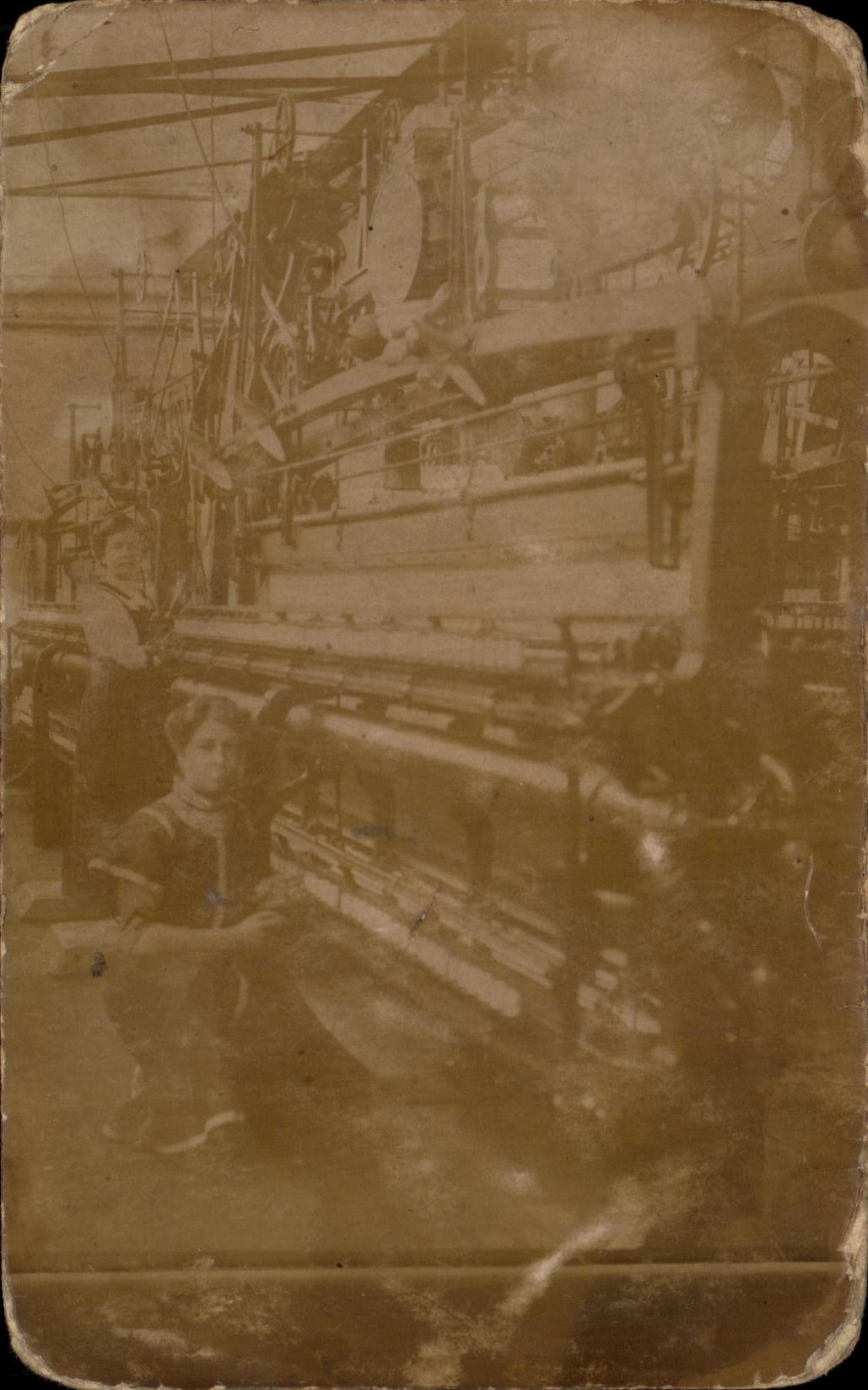 CARTE PHOTO Femme atele a une machine