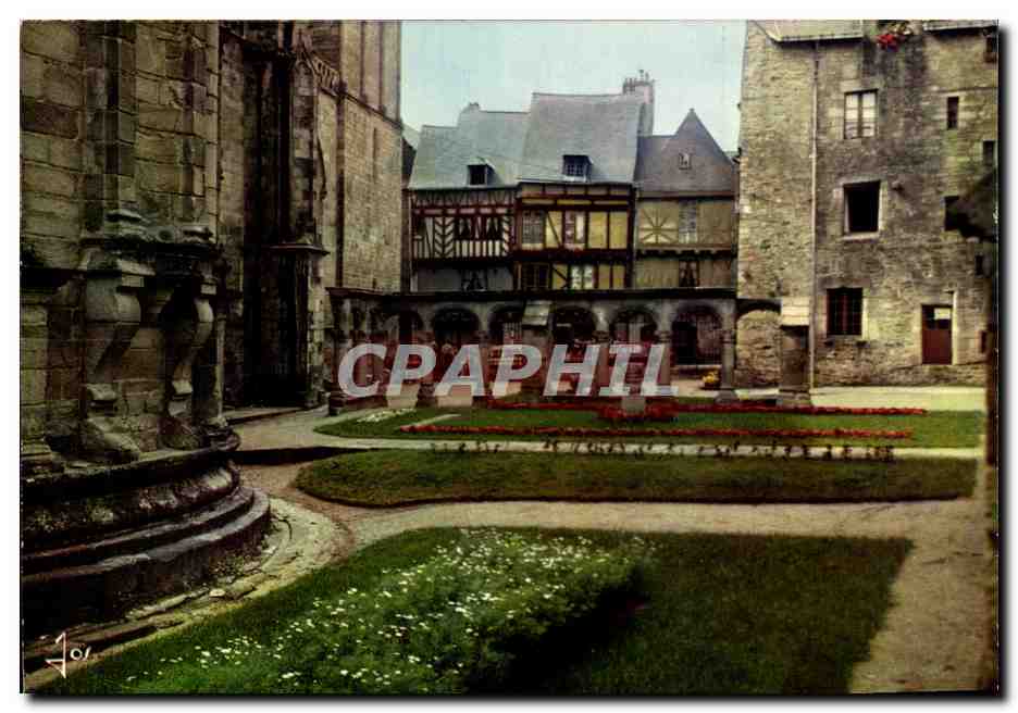 CPSM La Bretagne En Couleurs Vannes Le Cloitre Renaissance la cathedrale et les maisons a colombages