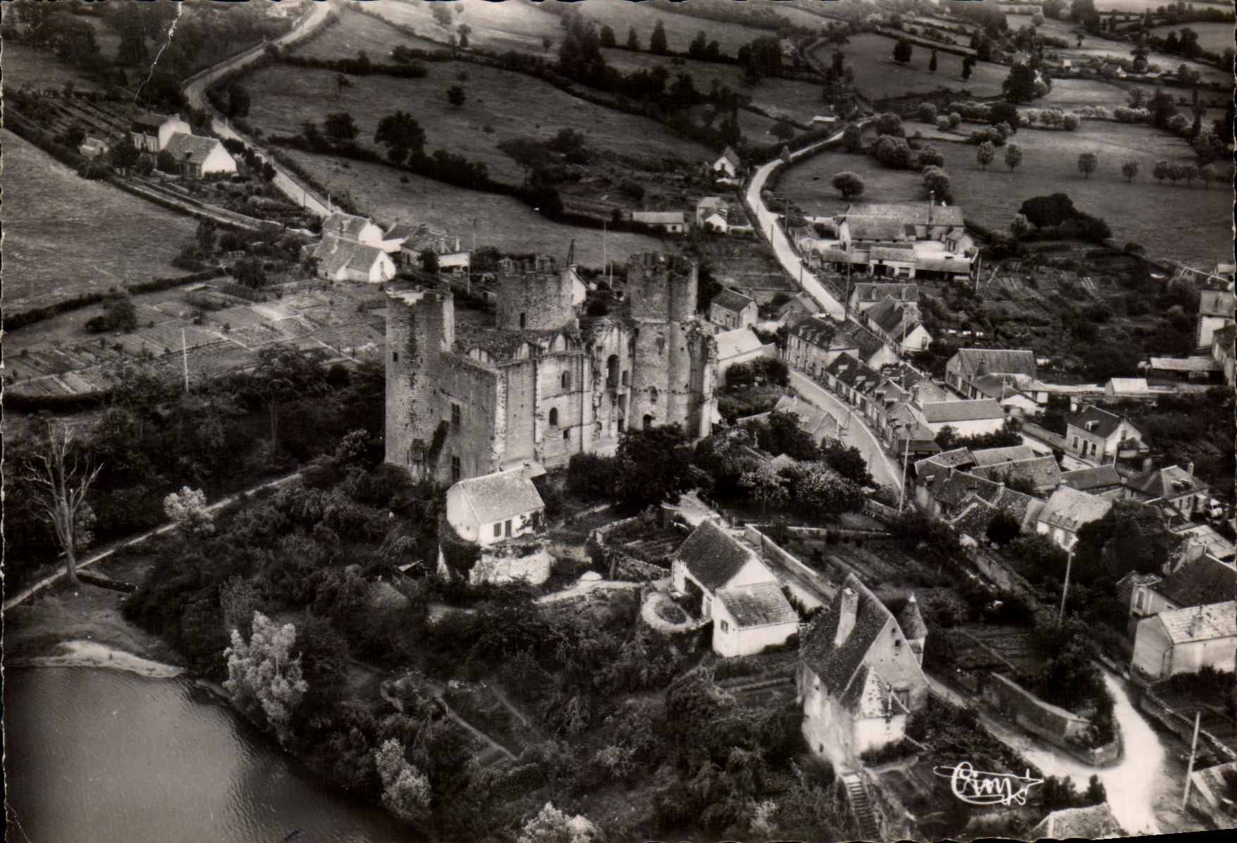 CPSM Bourbon l'Archambault Vue aerienne sur le Vieux Chateau et le Lac