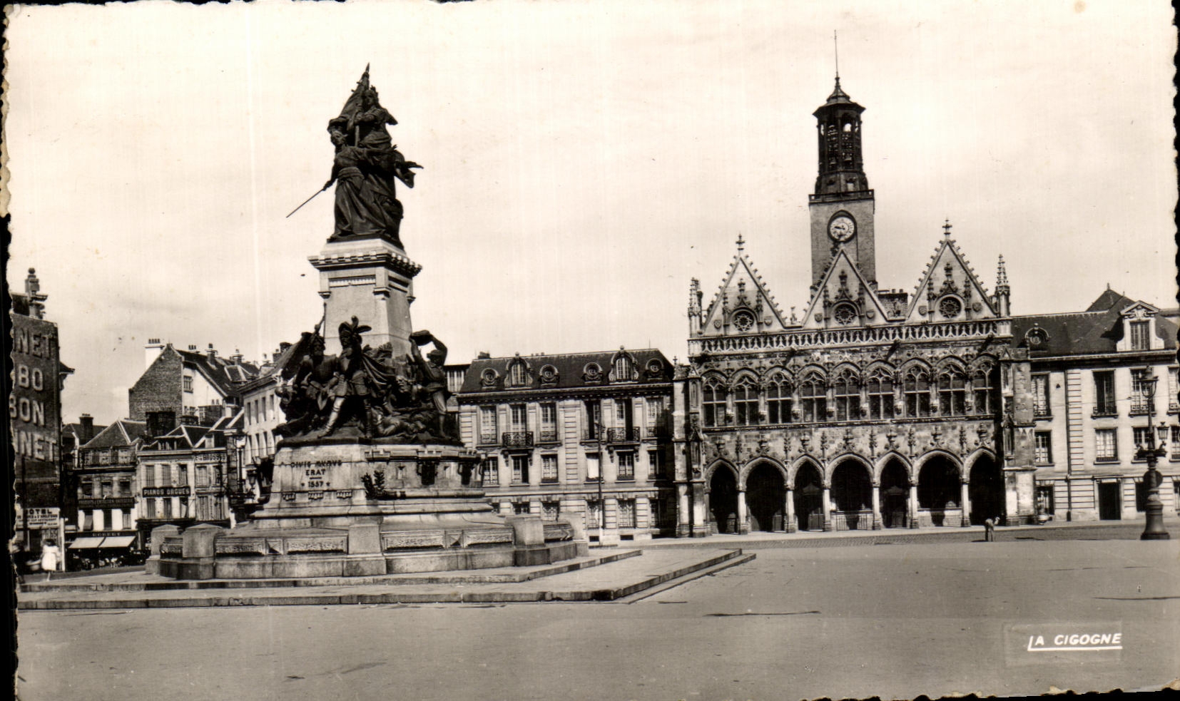 Saint-Quentin — Monument de la Défense et Hôtel de Ville — La Cigogne