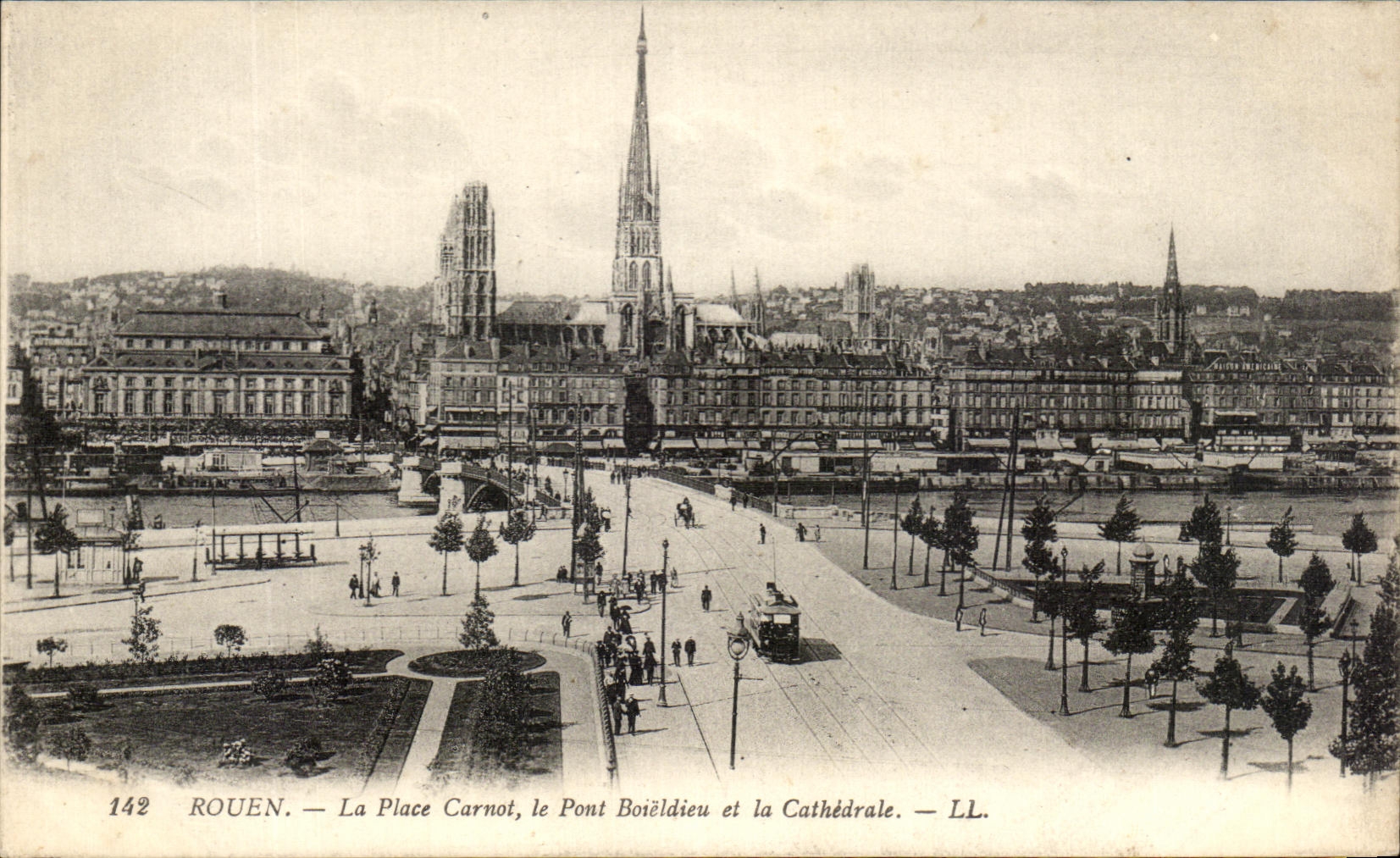 CPA Rouen La Place Carnot le Pont Boieldieu et le Cathedrale