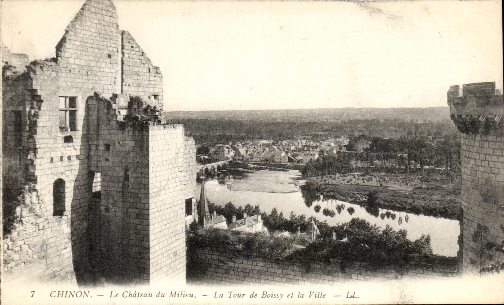 CPA Chinon Le Chateau du Milieu La tour de Boissy et la Ville