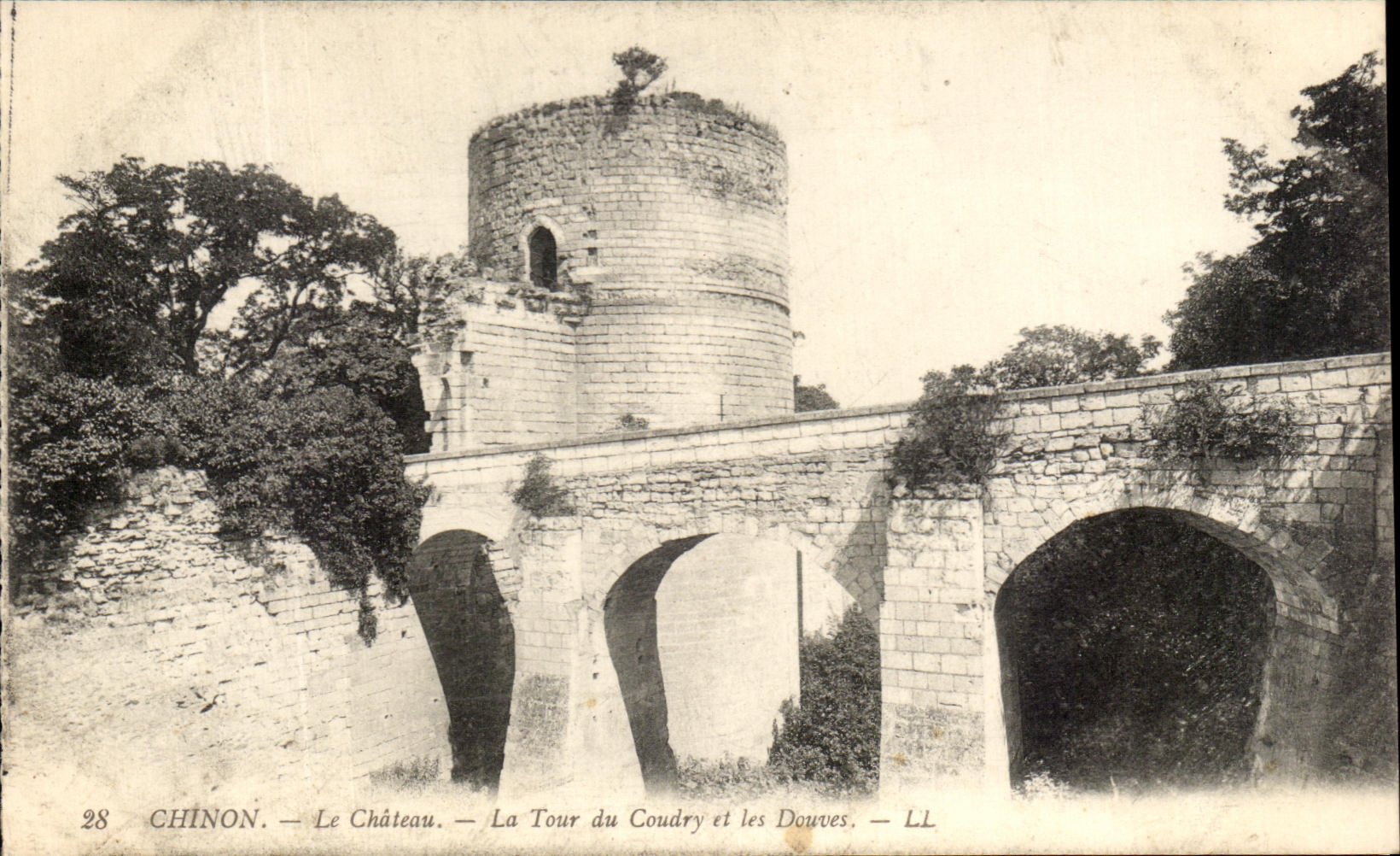 CPA Chinon Le Chateau La Tour du Condry et les Douves