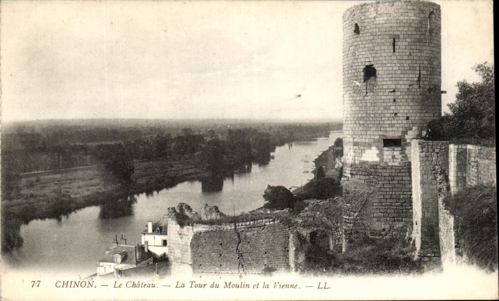 CPA Chinon Le Chateau La Tour du Moulin et la Vienne