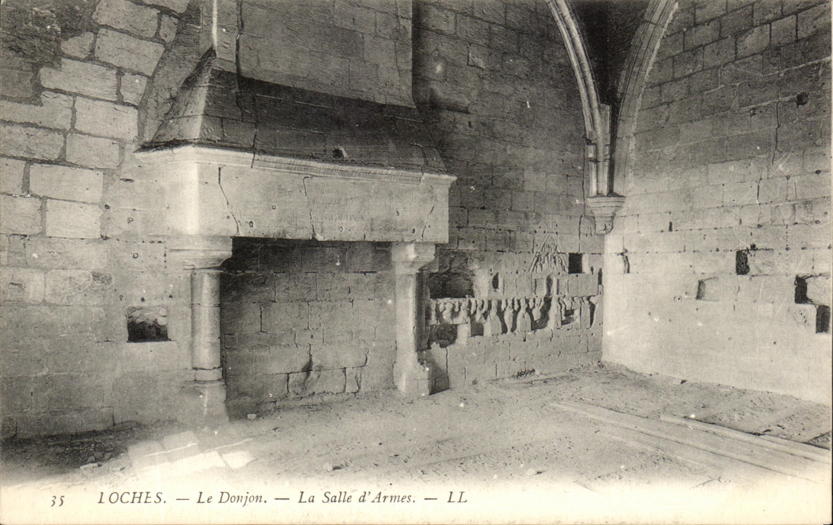 CPA Loches Le Donjon La Salle D'Armes