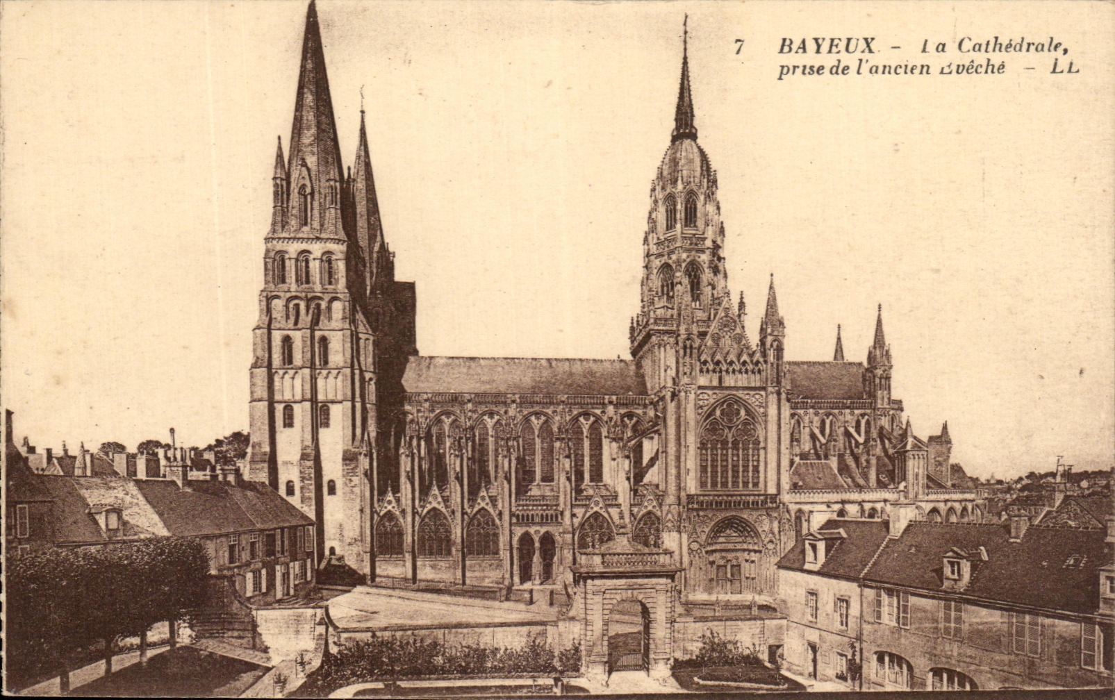 CPA Bayeux La Cathedrale Prise De l'Ancien eveche
