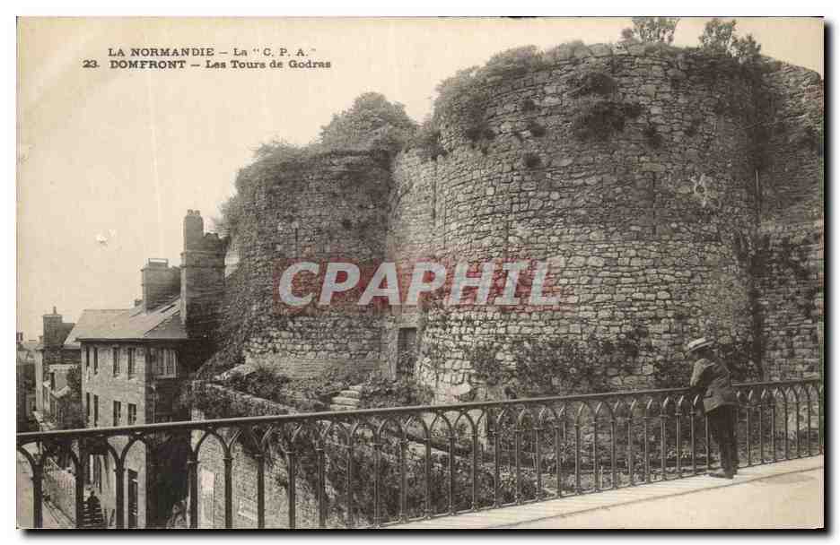 CPA La Normandie Domfront Les Tours de Godras