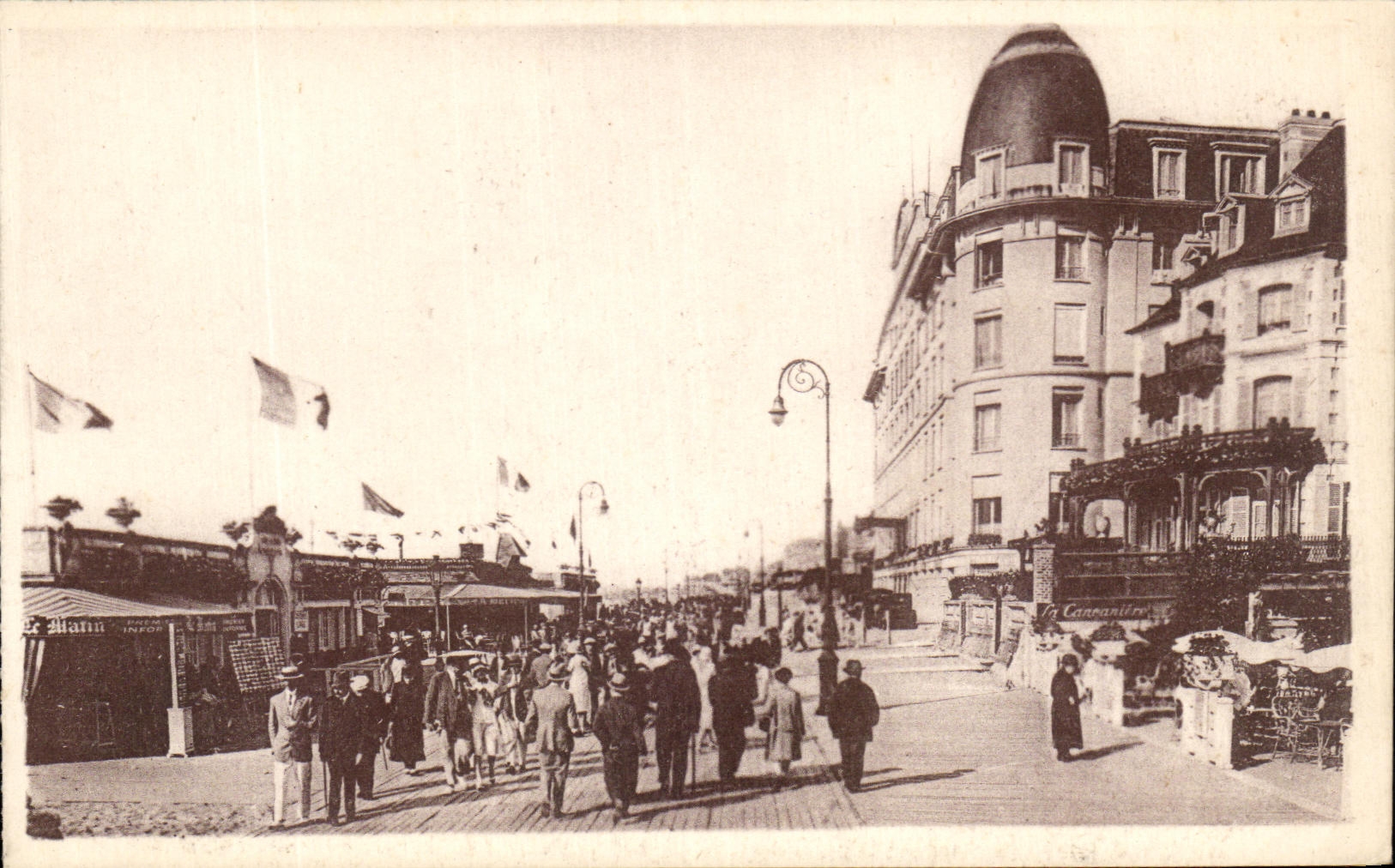 Trouville — Vue de la promenade et du Trouville-Palace — Édition 'Au Petit Louvre'