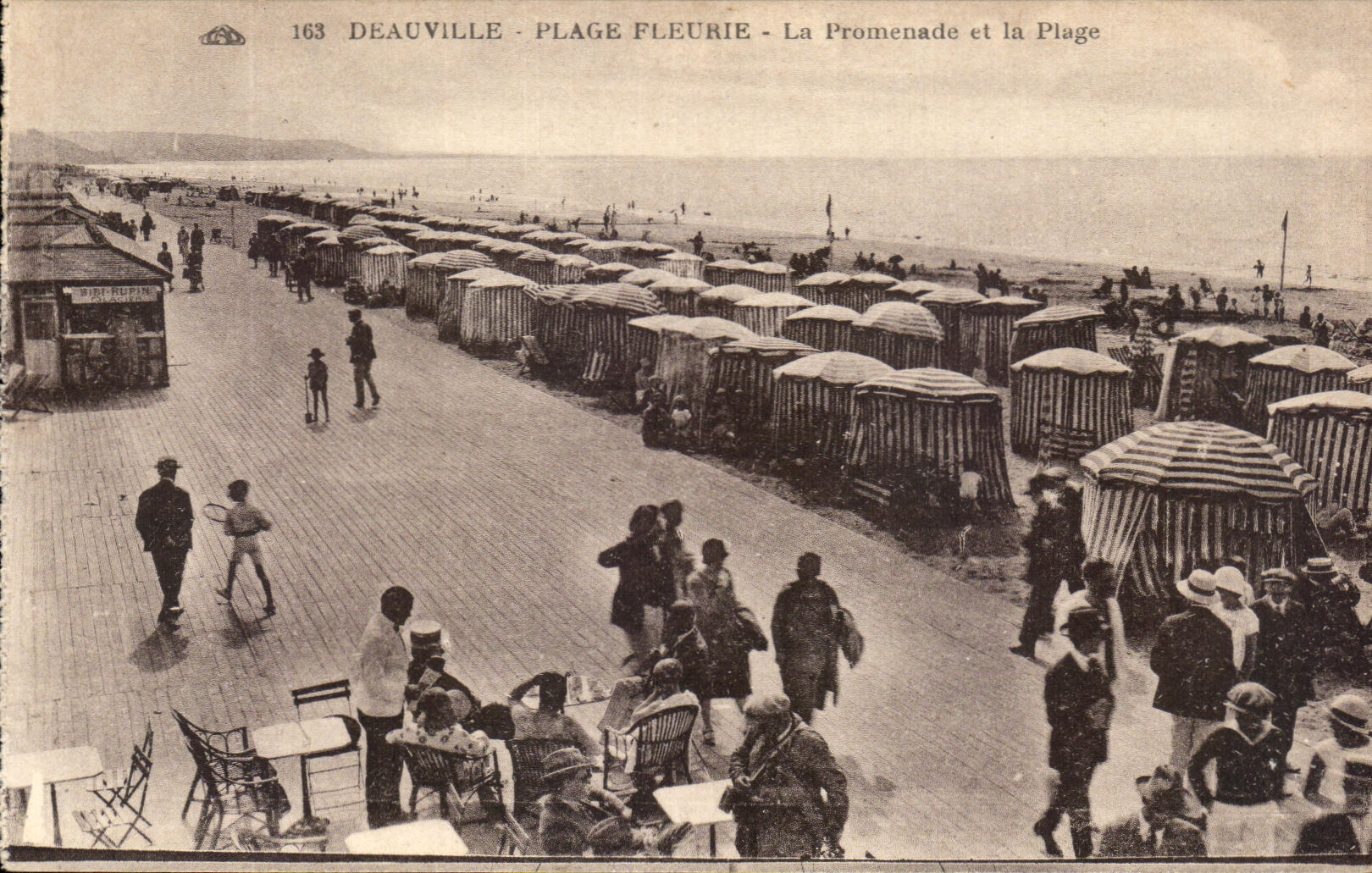 Deauville - Blühende Strandpromenade - Die Promenade und der Strand