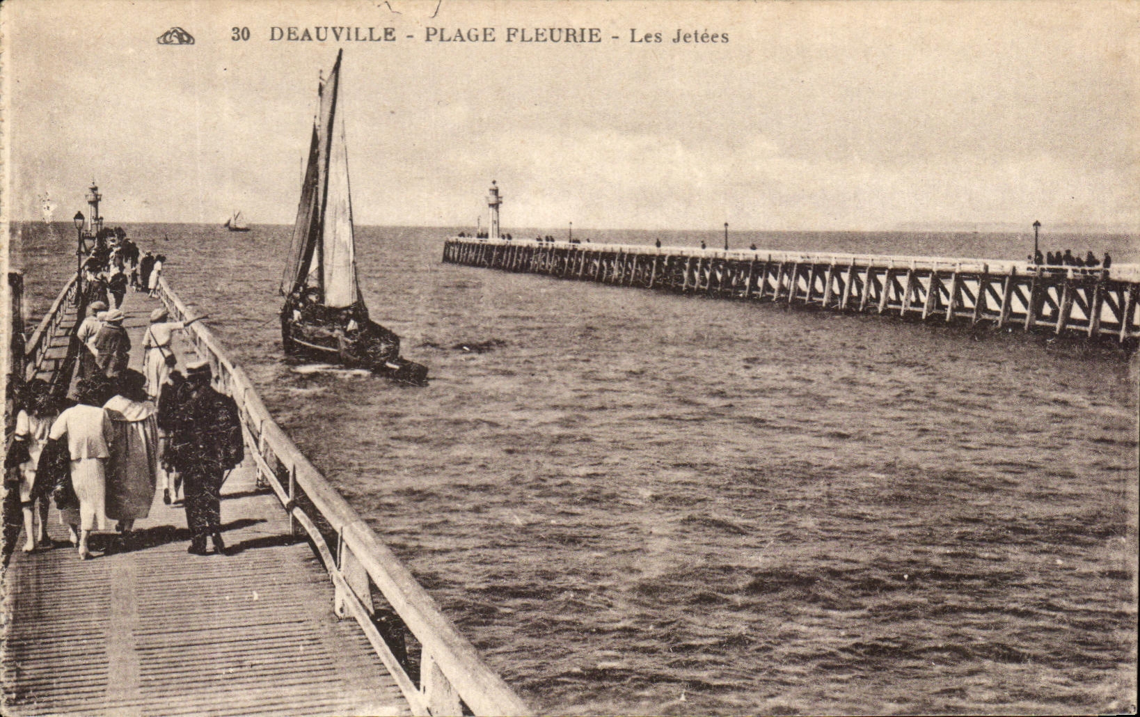 CPA Deauville Plage Fleurie Les Jetees Bateau