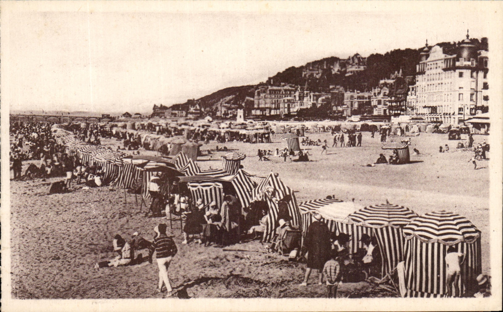 Trouville — La plage et les tentes — Édition 'Au Petit Louvre', Trouville