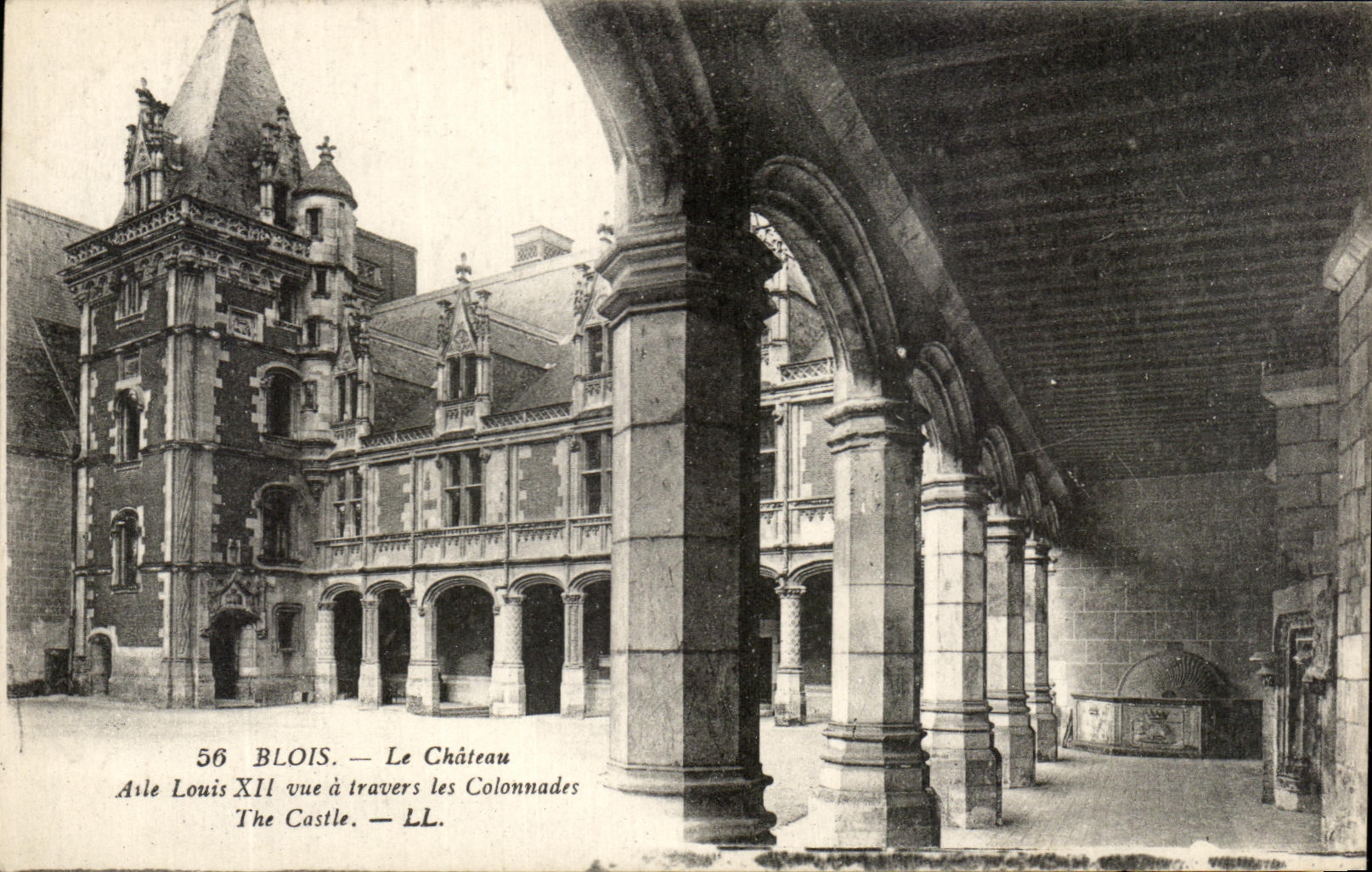 CPA Blois Le Chateau Aile Louis XII Vue a travers les Colonnades