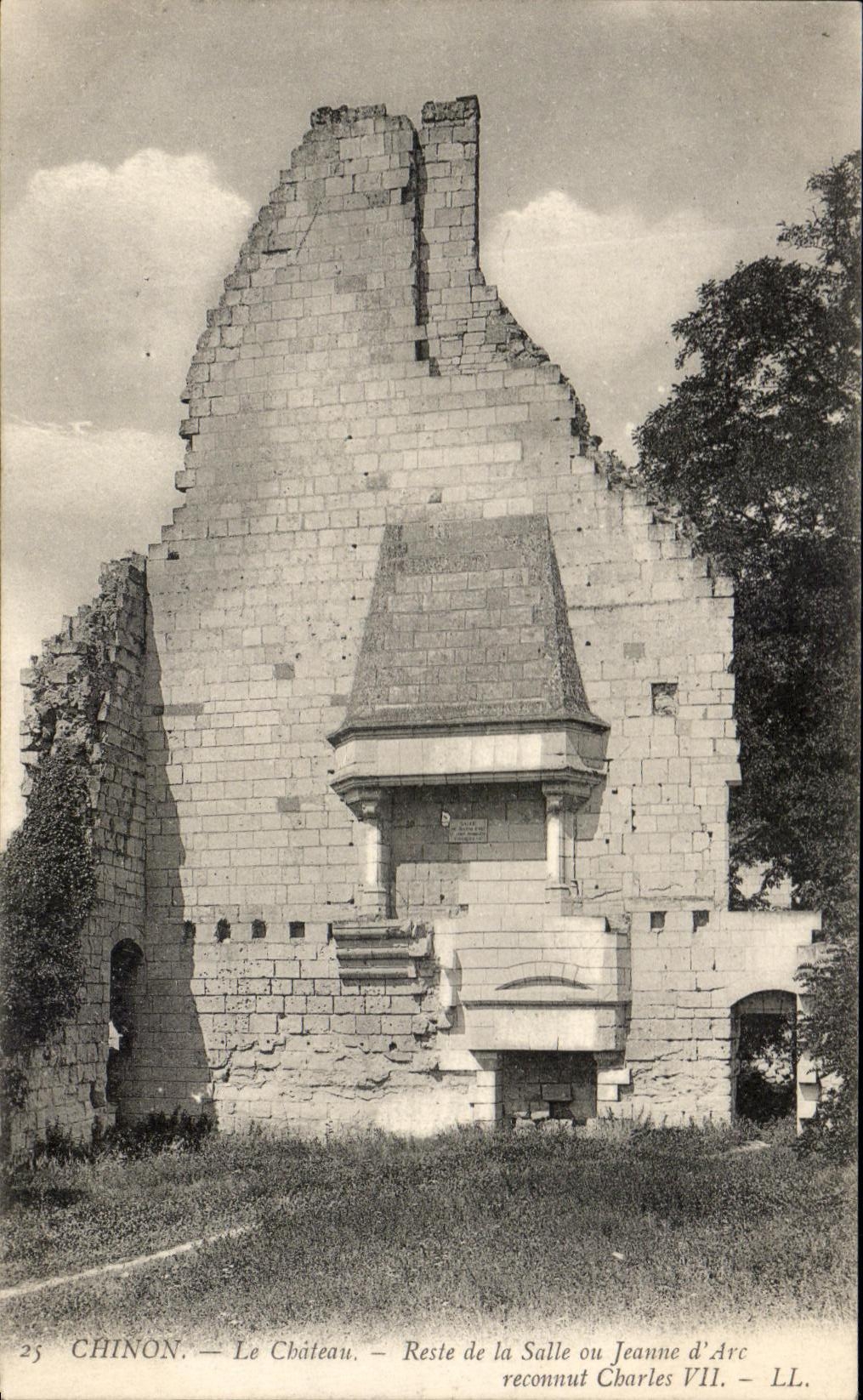 CPA Chinon Le Chateau Reste de la Salle ou Jeanne d'Arc reconnut Charles VII