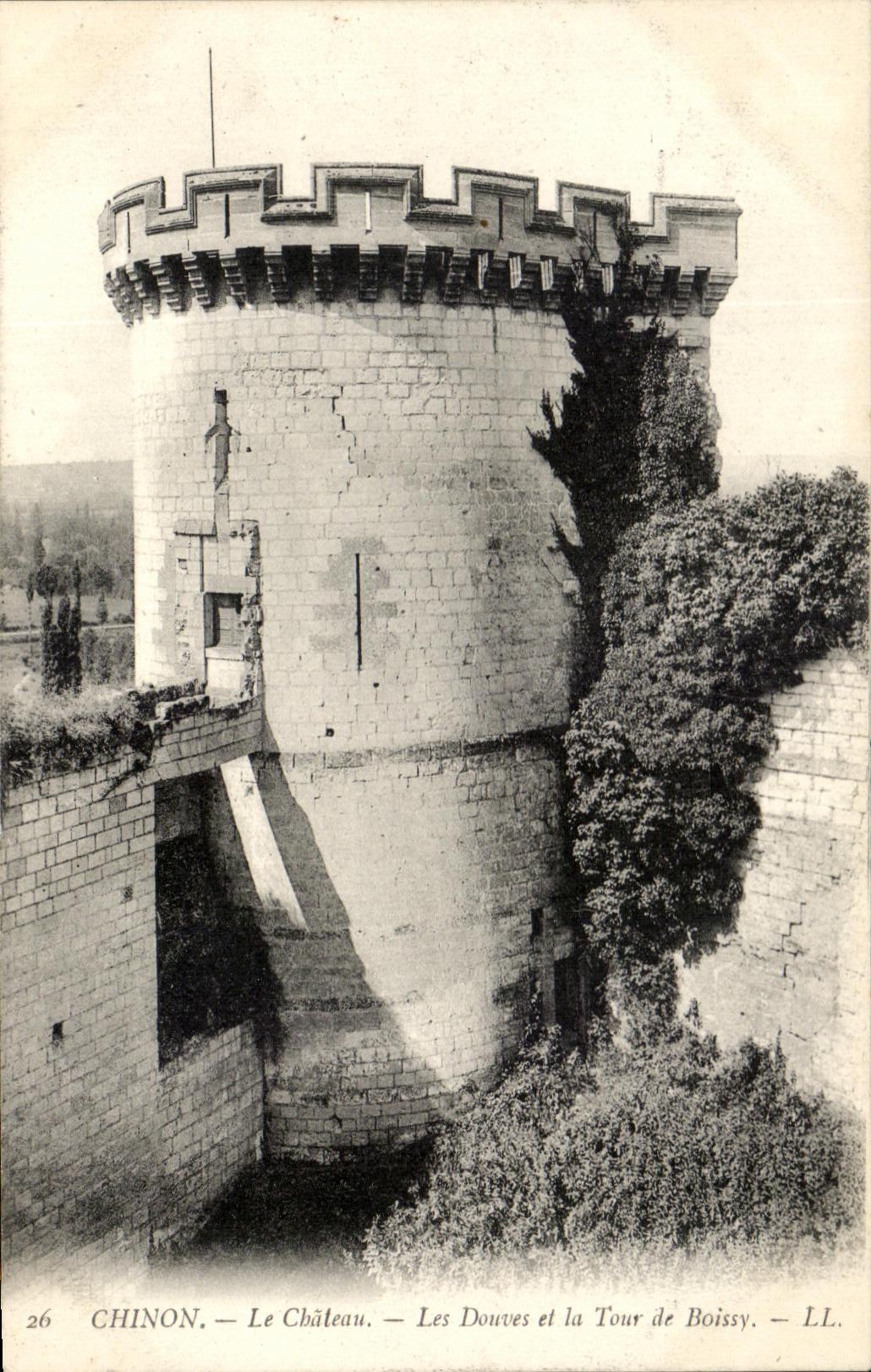 CPA Chinon Le Chateau Les Douves et la Tour de Boissy