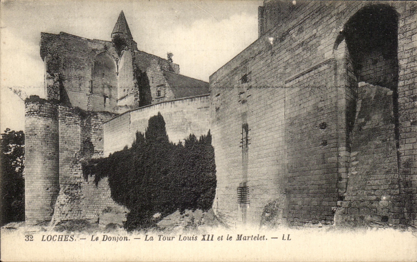 CPA Loches Le Donjon La tour Louis XII Et Le Martelet