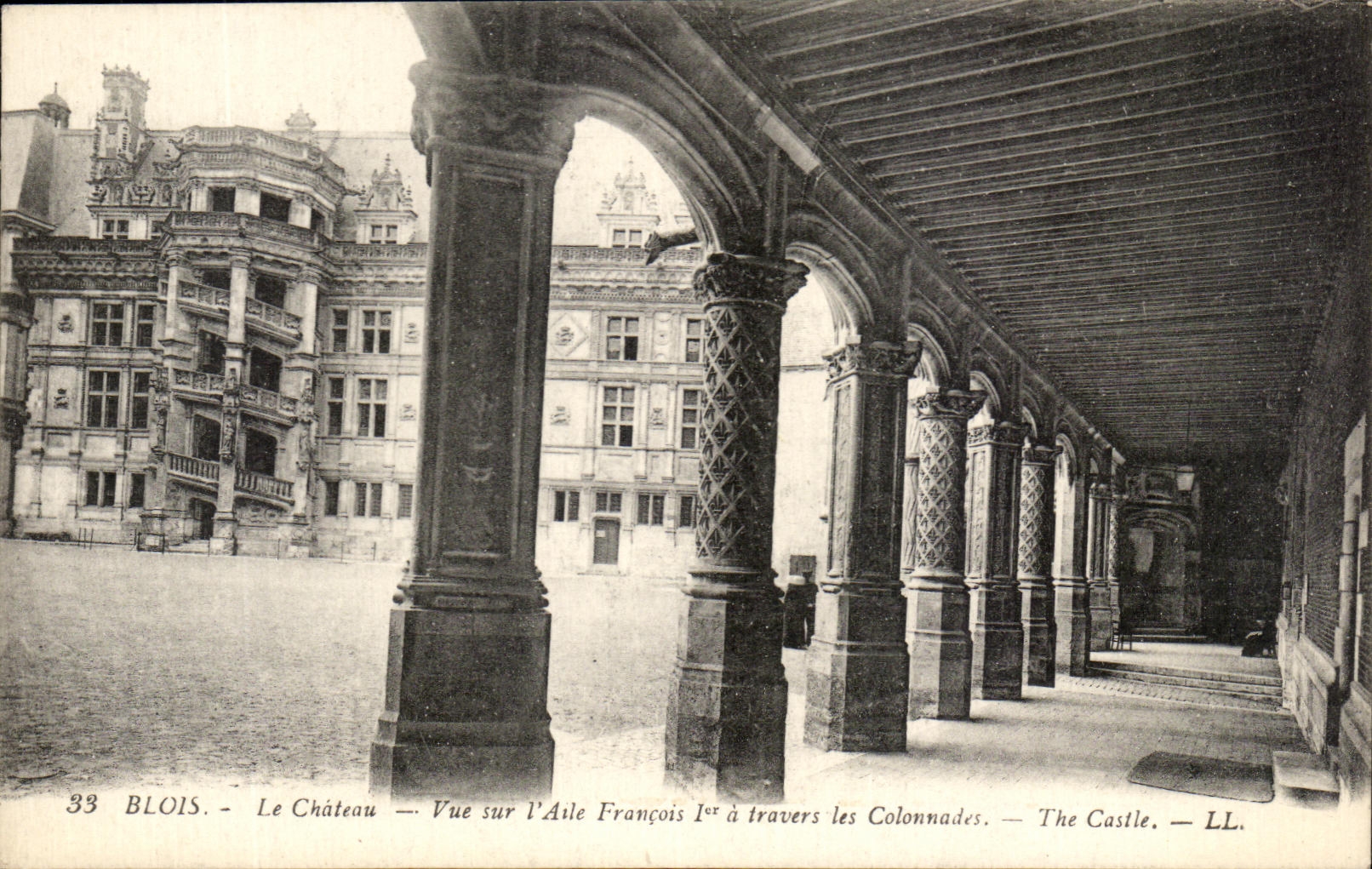 CPA Blois Le Chateau Vue Sur l'Aile Francois 1er a travers les colonnades