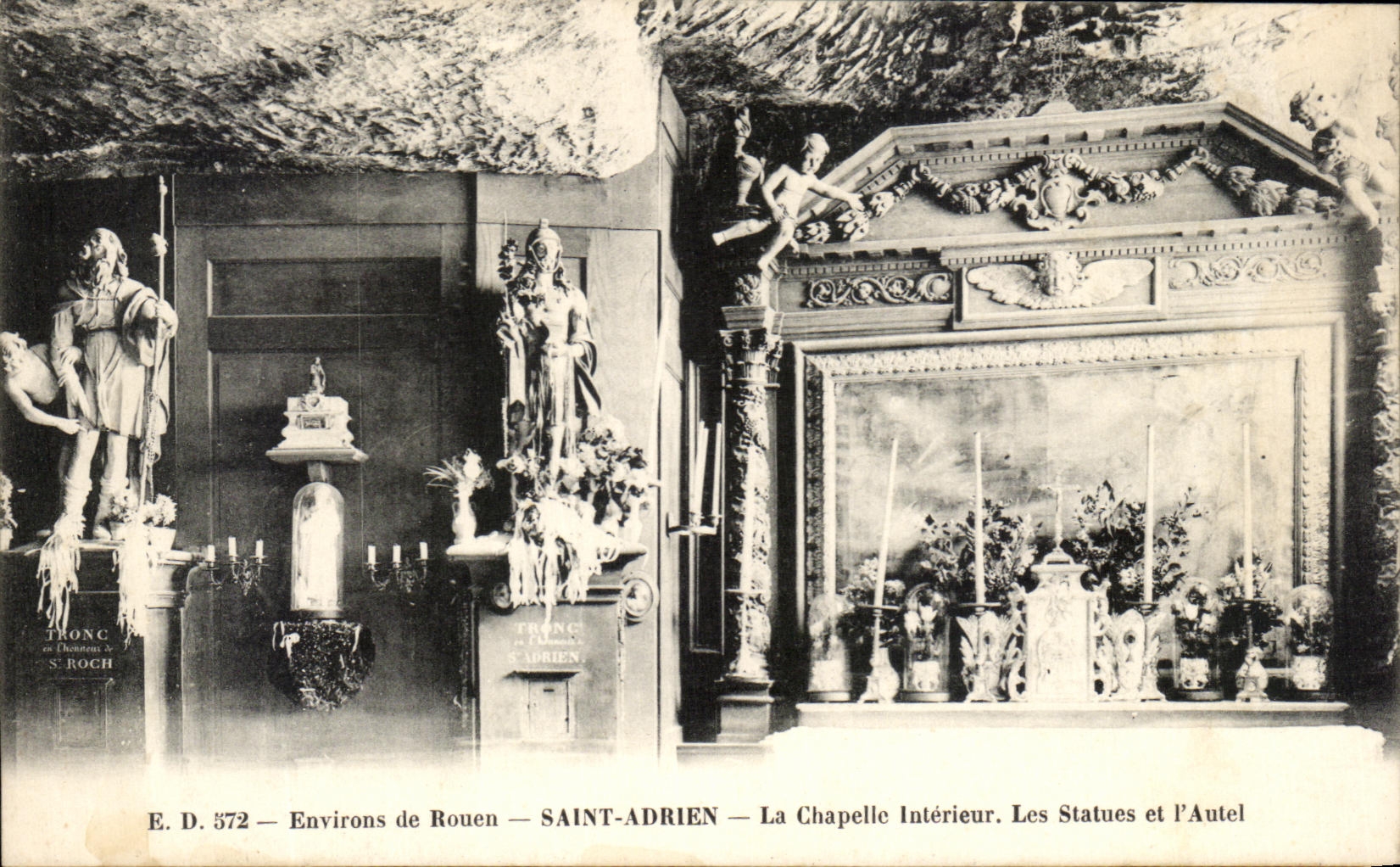 CPA Environs De Rouen Saint Adrien La Chapelle Interieur Les statues et l'Autel