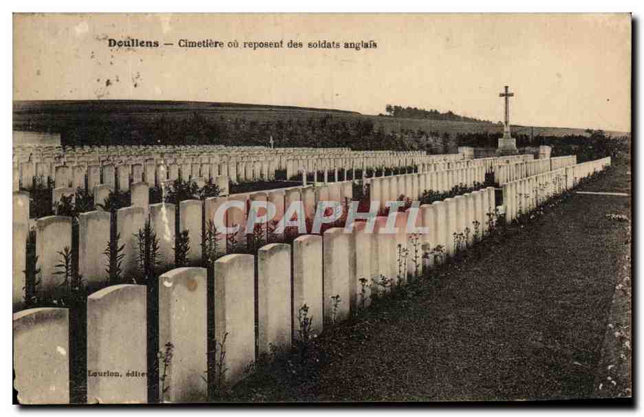 CPA Doullens Cimetiere ou reposent des soldats anglais Militaria Convoyeur Bouquemaison a Amiens 