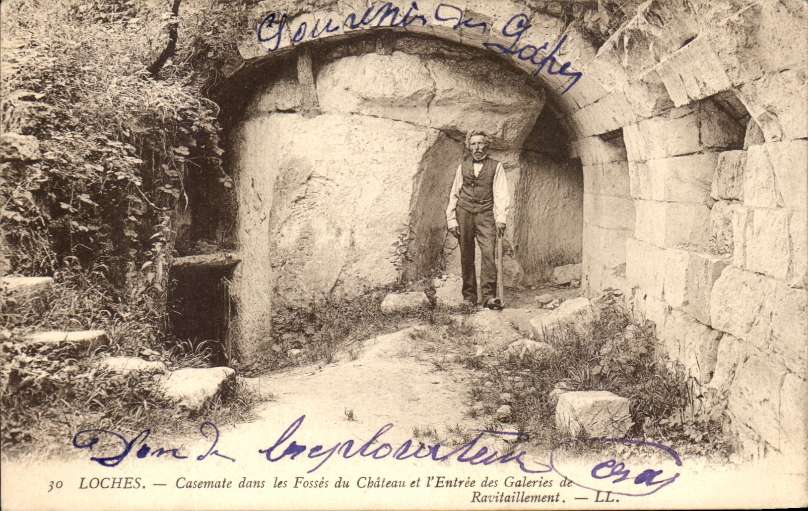 CPA Loches Casemate dans les Fosses du Chateau et l'Entree des Galeires de Ravitaillement