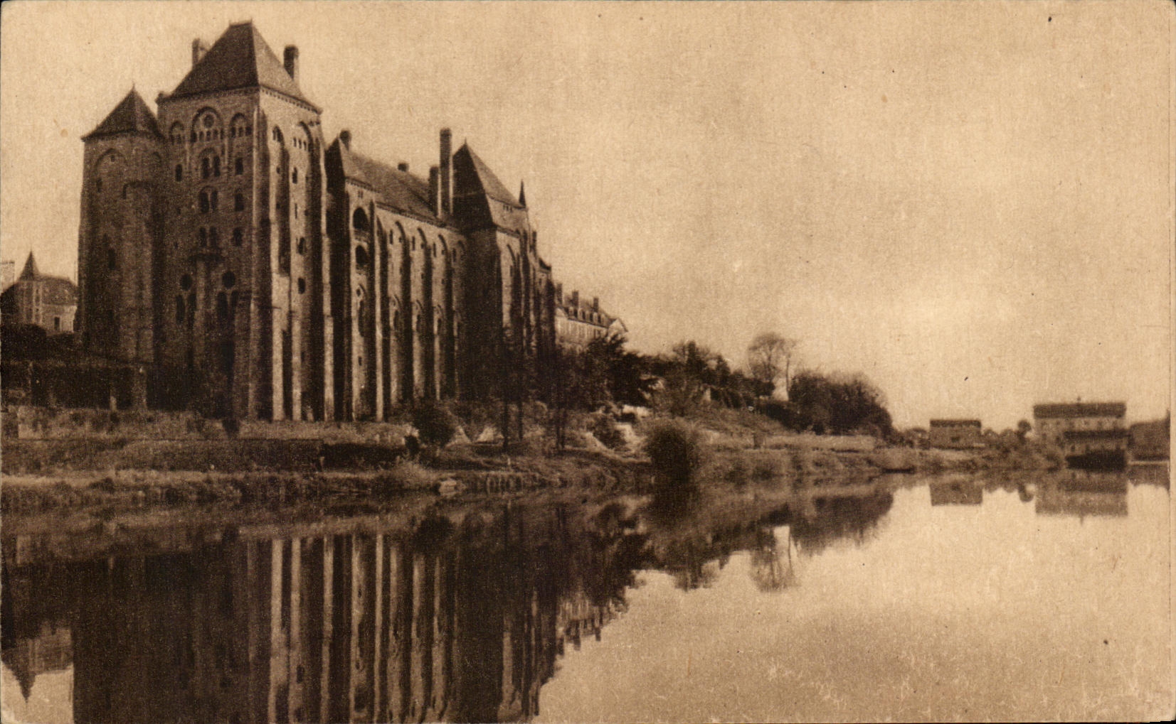 CPA L'Abbaye de Solesmes Vue de la Rive droite de la Sarthe