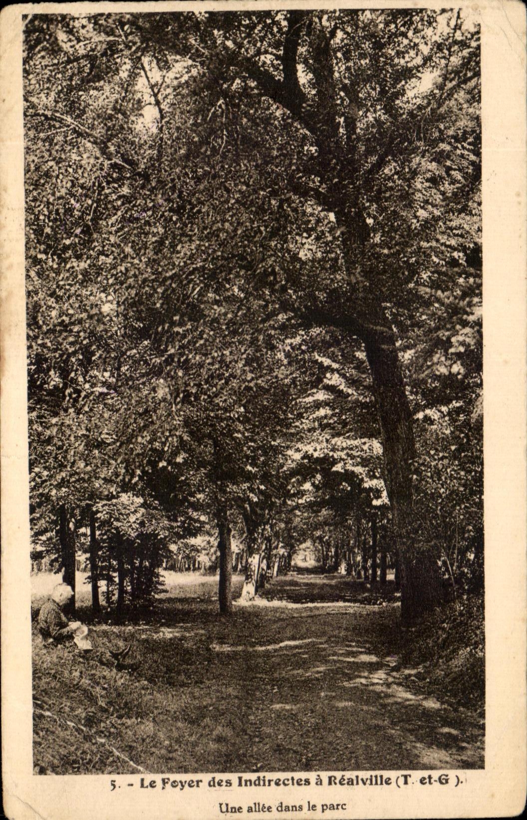 CPA Le Foyer des Indirectes a Realville Une allee dans le parc