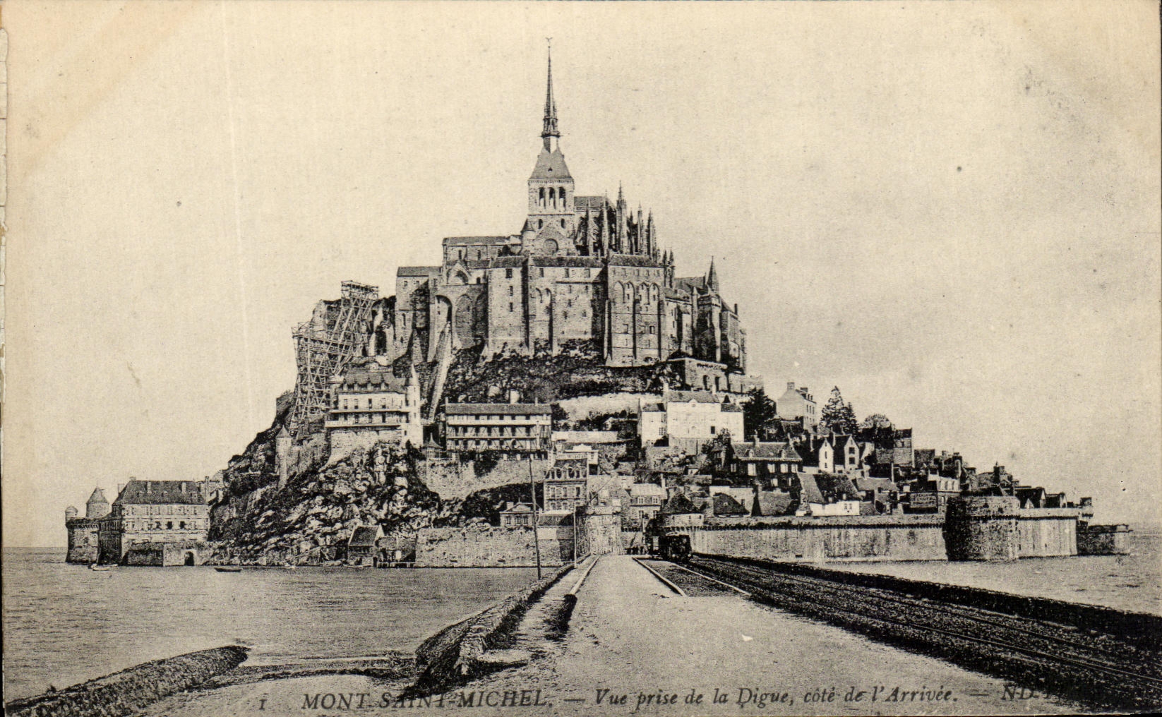 Mont Saint-Michel — Vue prise de la Digue, côté de l'Arrivée — NDL 1900