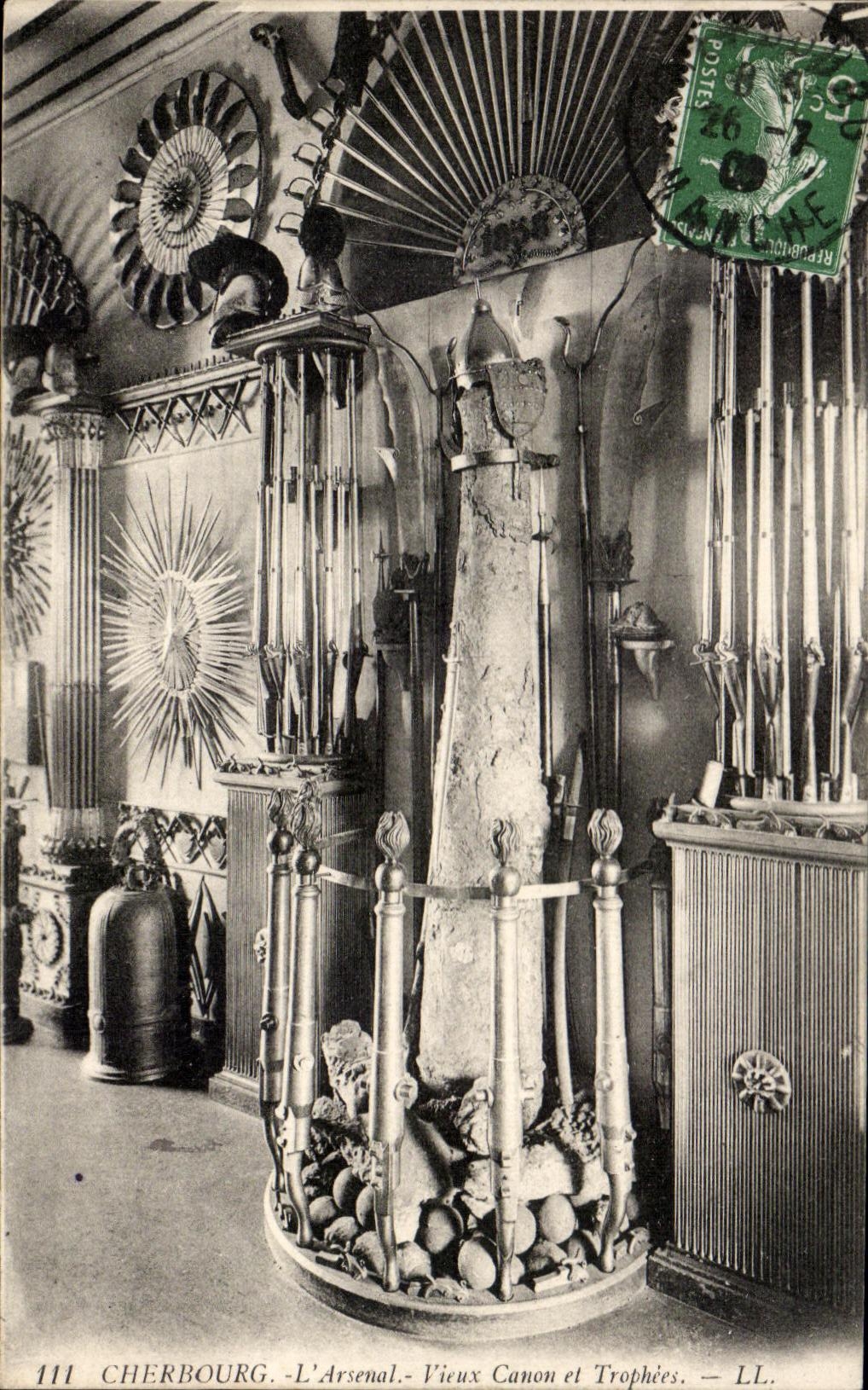 Cherbourg - L'Arsenal - Vieux Canon et Trophées — LL.