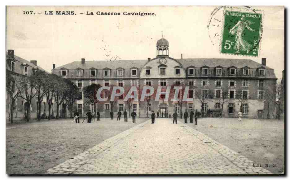 CPA Le Mans La Caserne Cavaignac Militaria