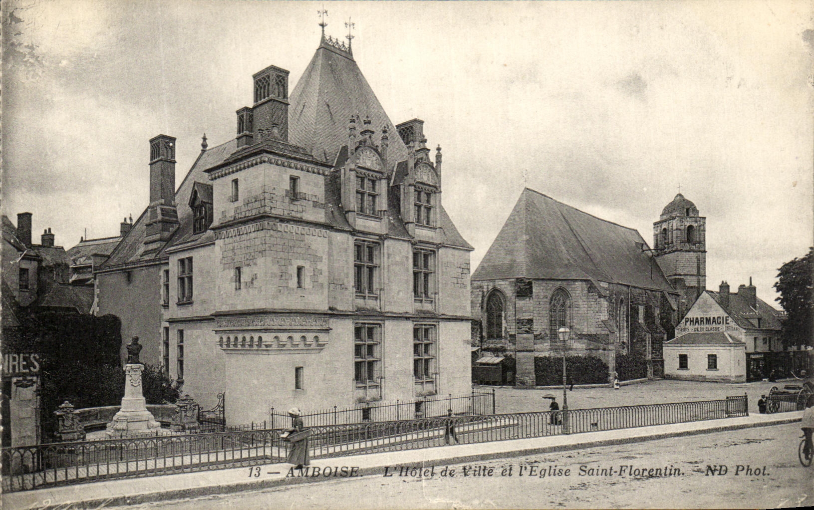 CPA Amboise L'Hotel de ville et l'eglise Saint Florentin