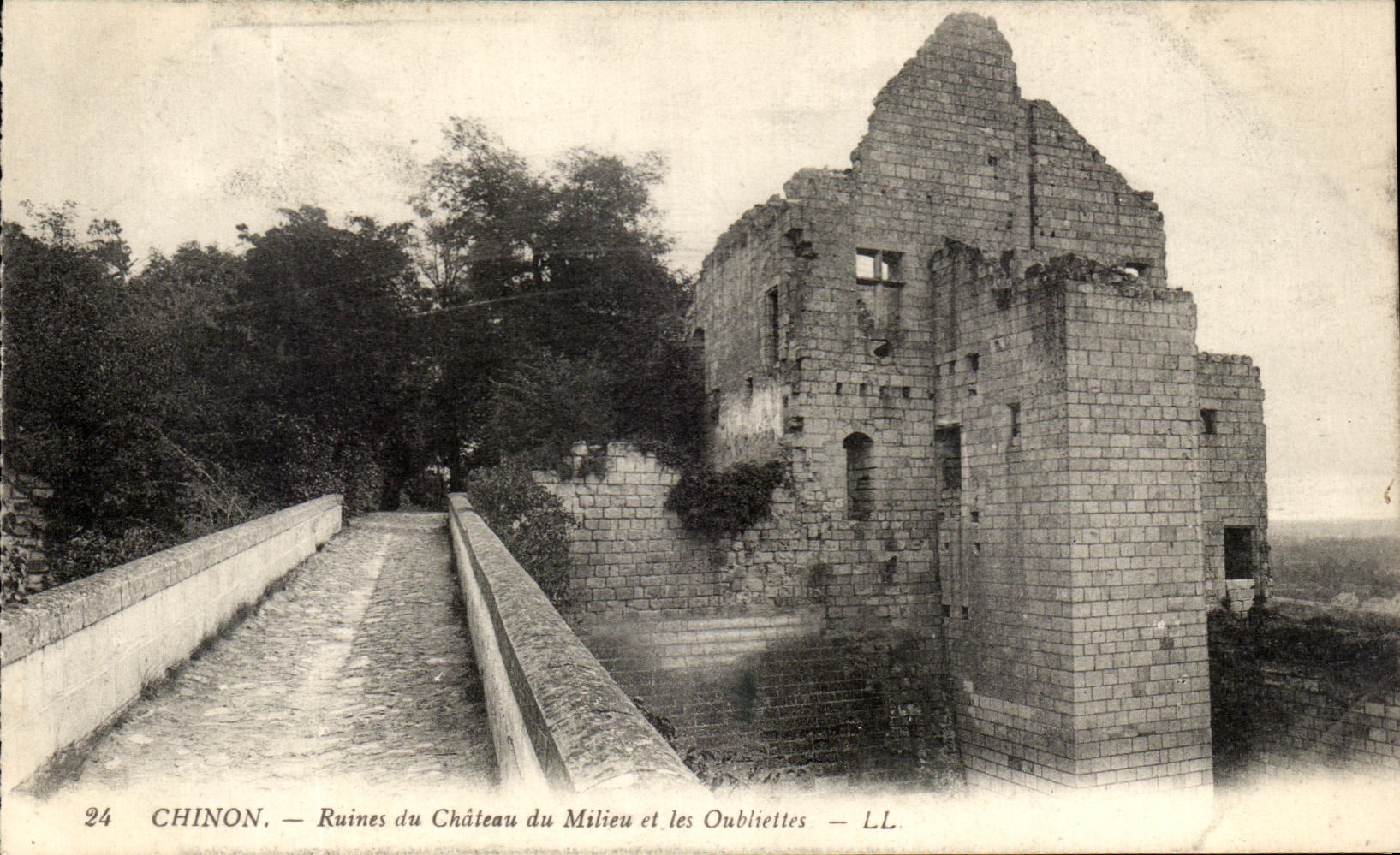 CPA Chinon Ruines Du chateau Du Milieu Et Les Oubliettes