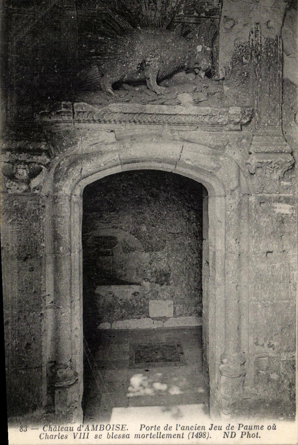 CPA Chateau d'Amboise Porte De L'ancien Jeu De Paume Ou Charles VIII se Blessa