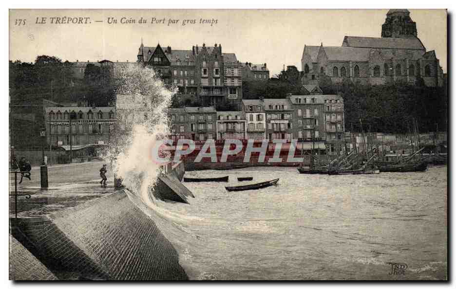 CPA Le Treport Un Coin Du Port Par Gros Temps Bateaux