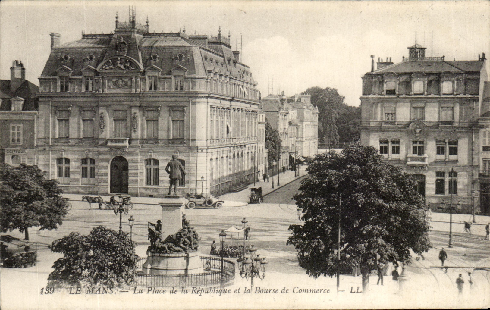 CPA Le Mans la Place de la Republique et la Bourse de Commerce
