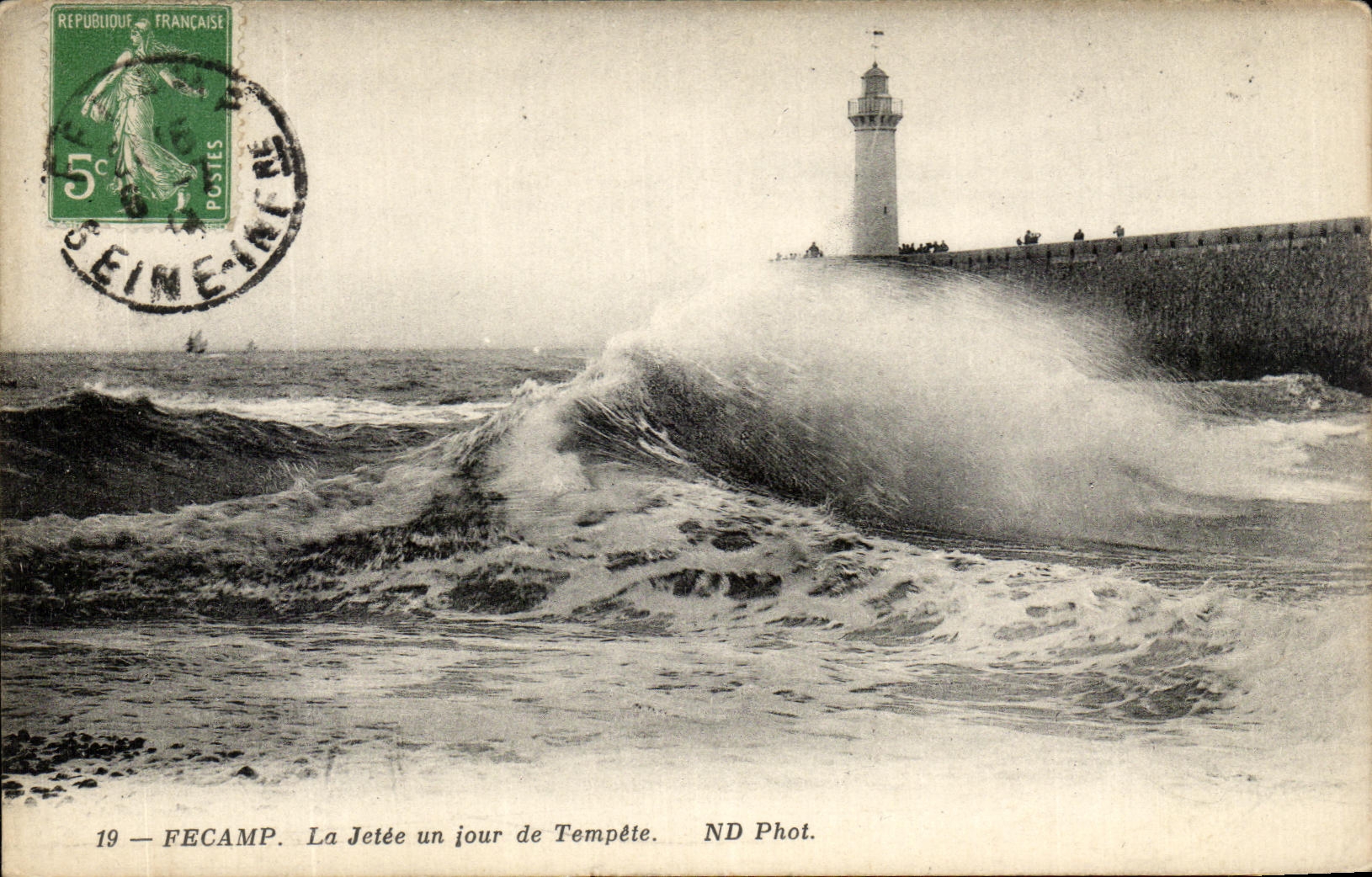 CPA Fecamp La Jetee un jour de Tempete phare