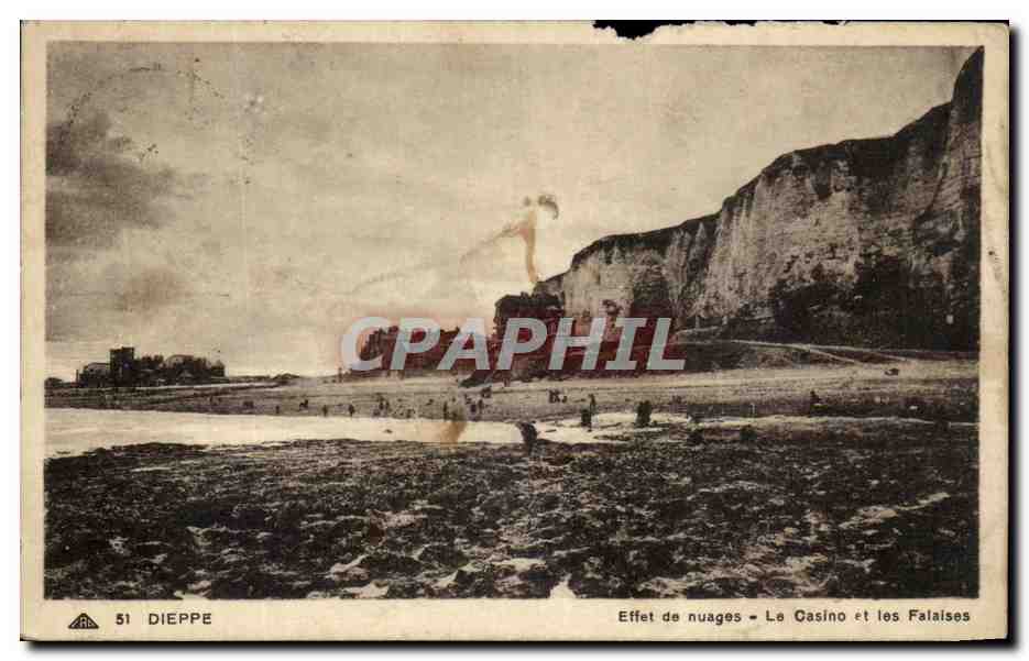 CPA Dieppe Effet de nuages La Casino et les Falaises