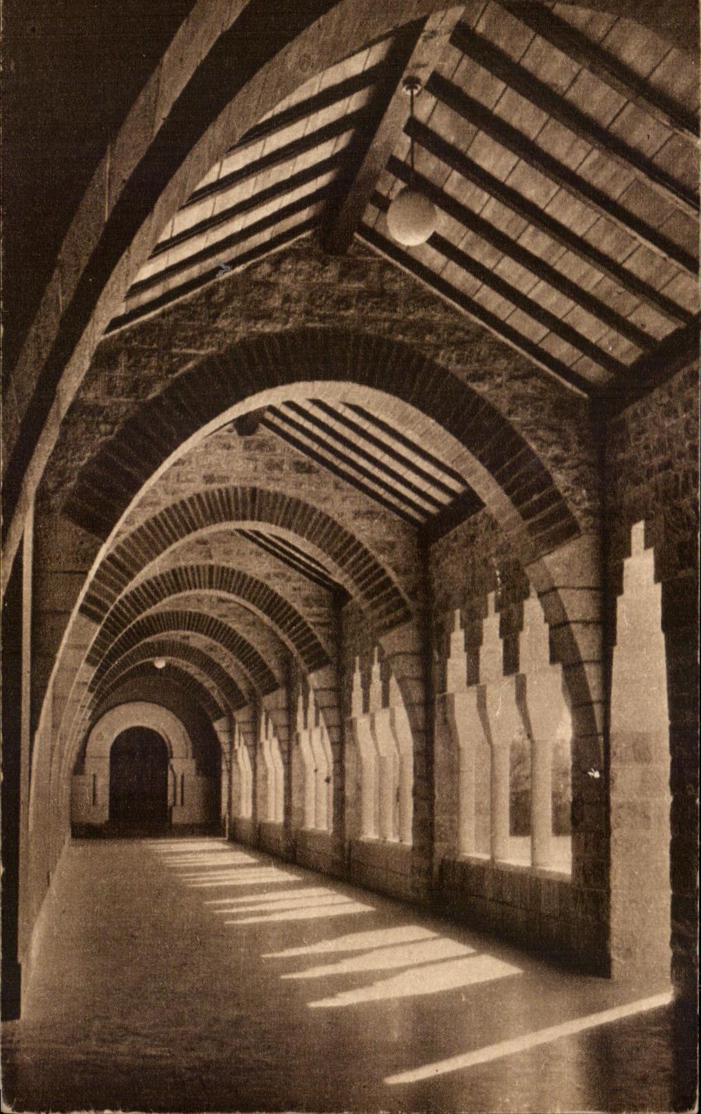 CPA Abbaye de Solesmes Interieur du nouveau cloitre