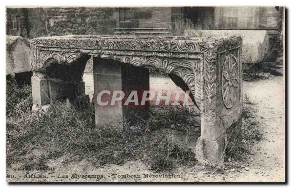 CPA Arles Les Alyscamps Tombeau Merovingien