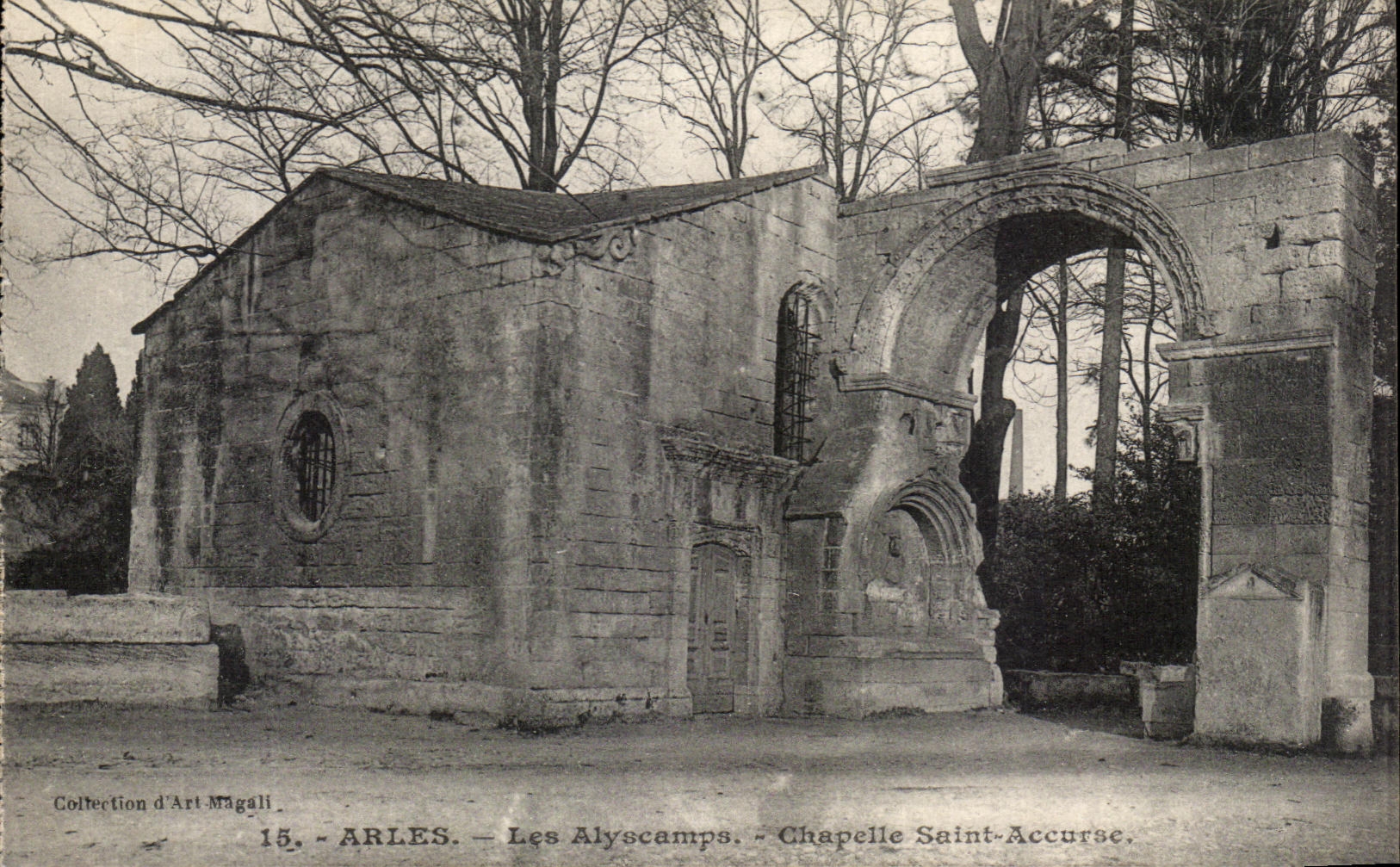 CPA Arles Les Alyscamps Chapelle Saint Accurse