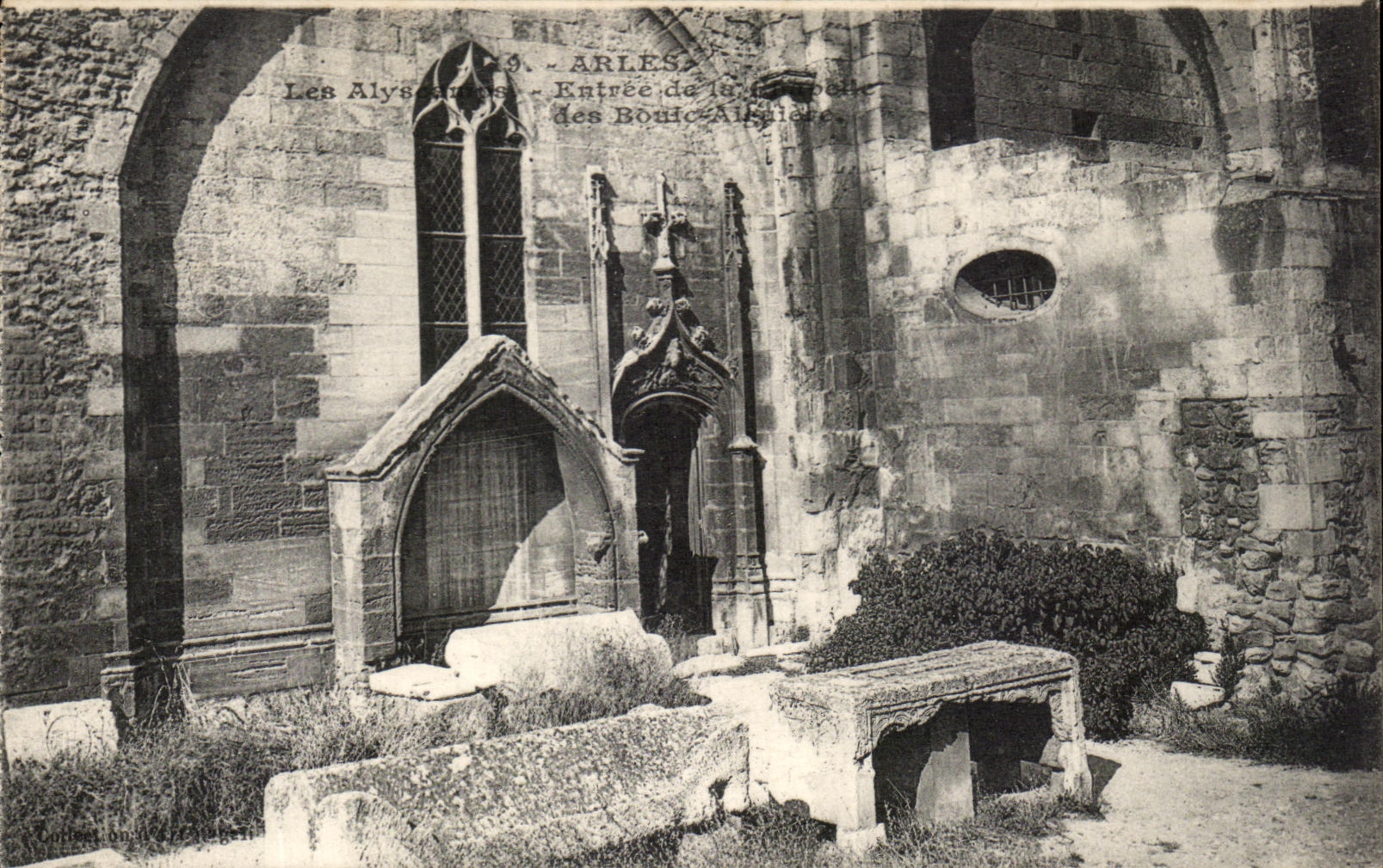 Les Alyscamps - Entrée de la chapelle des Bouches-Alpilles — Édition L. Daures