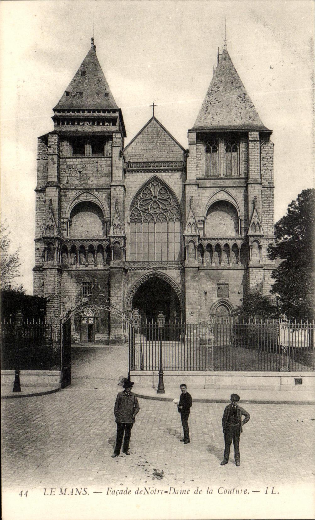 CPA Le Mans Facade De Notre Dame De La Couture