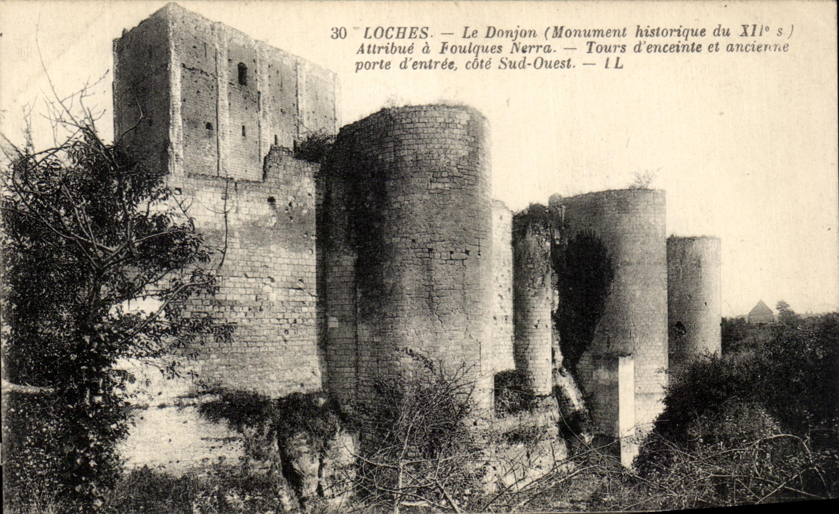 CPA Loches Le Donjon Attribue A Foulques Nerra Tours d'Enceinte et ancienne porte d'entree