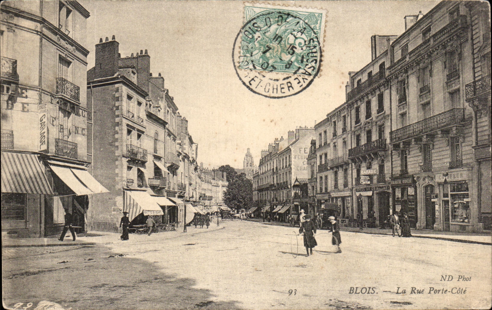 CPA Blois La Rue Porte Cote Enfants jouant au cerceau