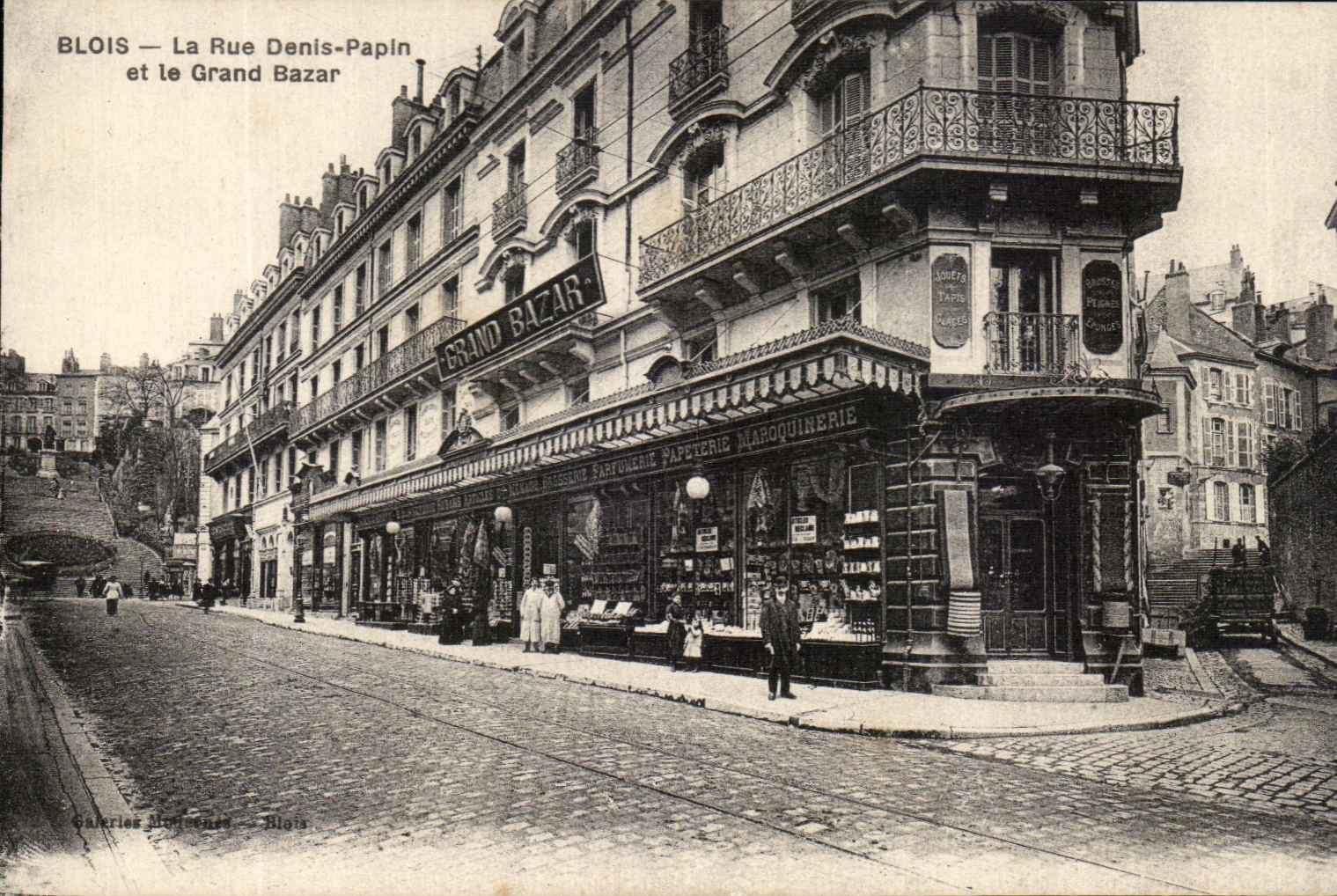 CPA Blois La Rue Denis Papin et le Grand Bazar