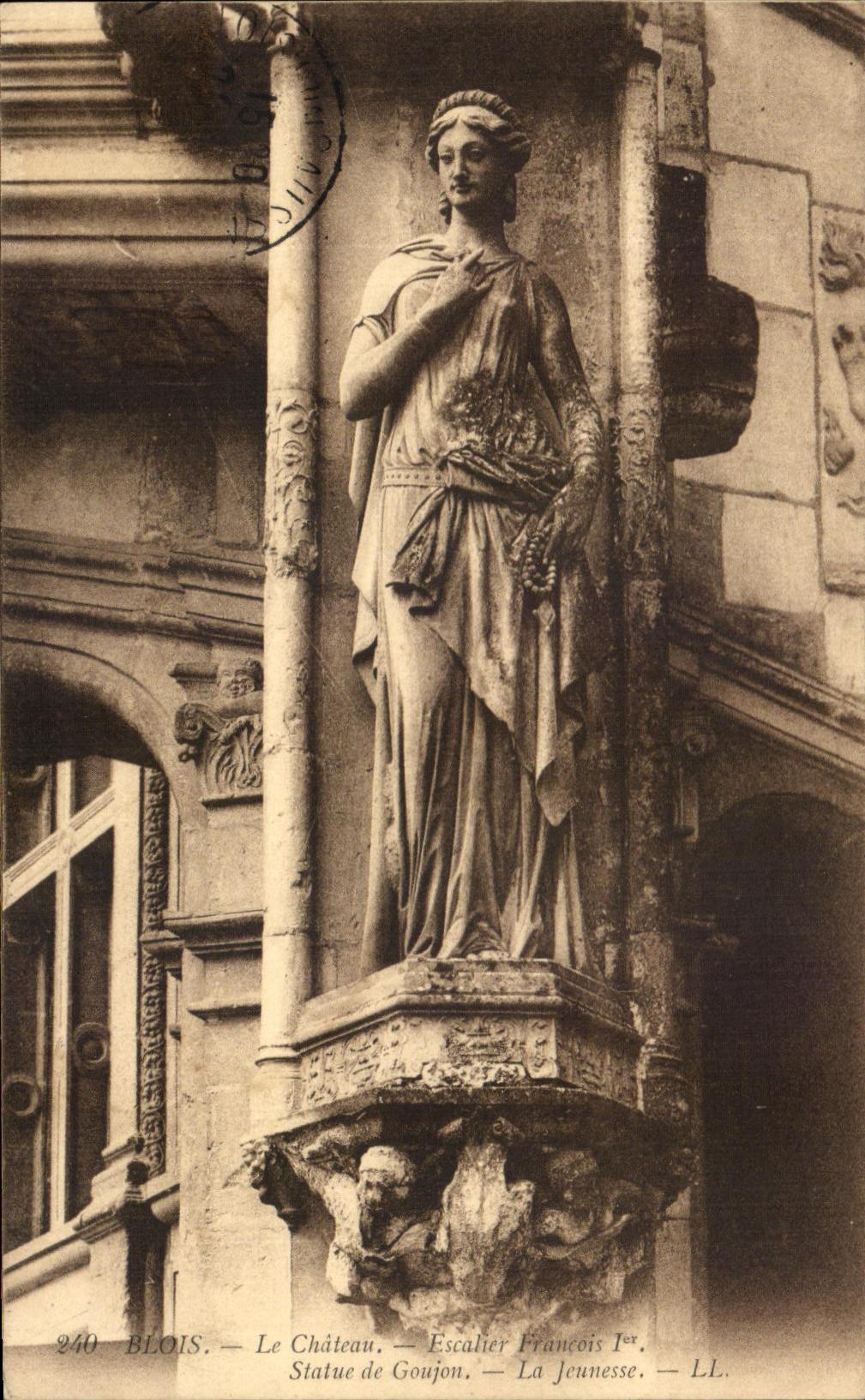 CPA Blois Le Chateau Escalier Francois 1er Statue de Goujon La jeunnesse