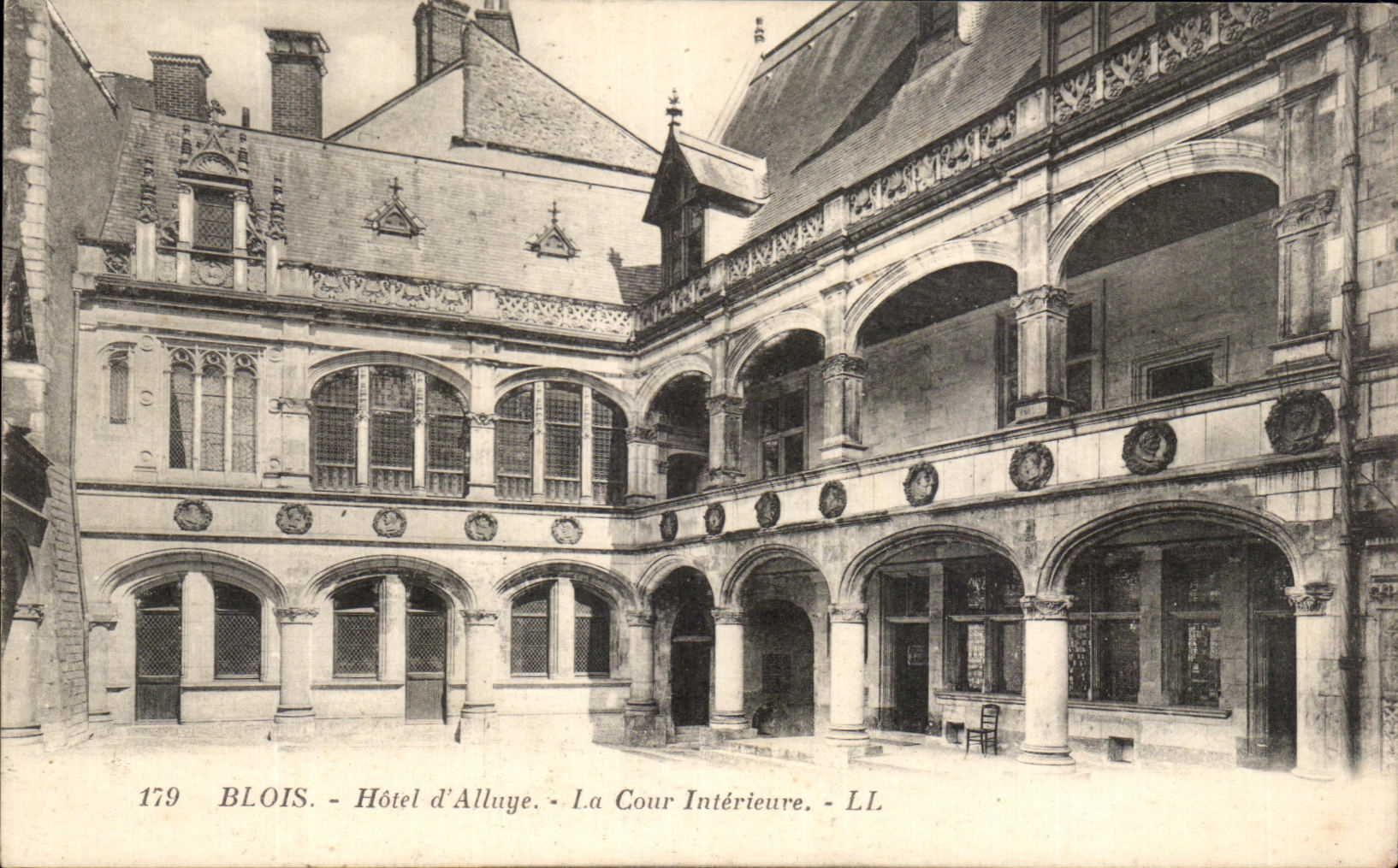 Blois - Hôtel d'Alluye - La Cour Intérieure - LL