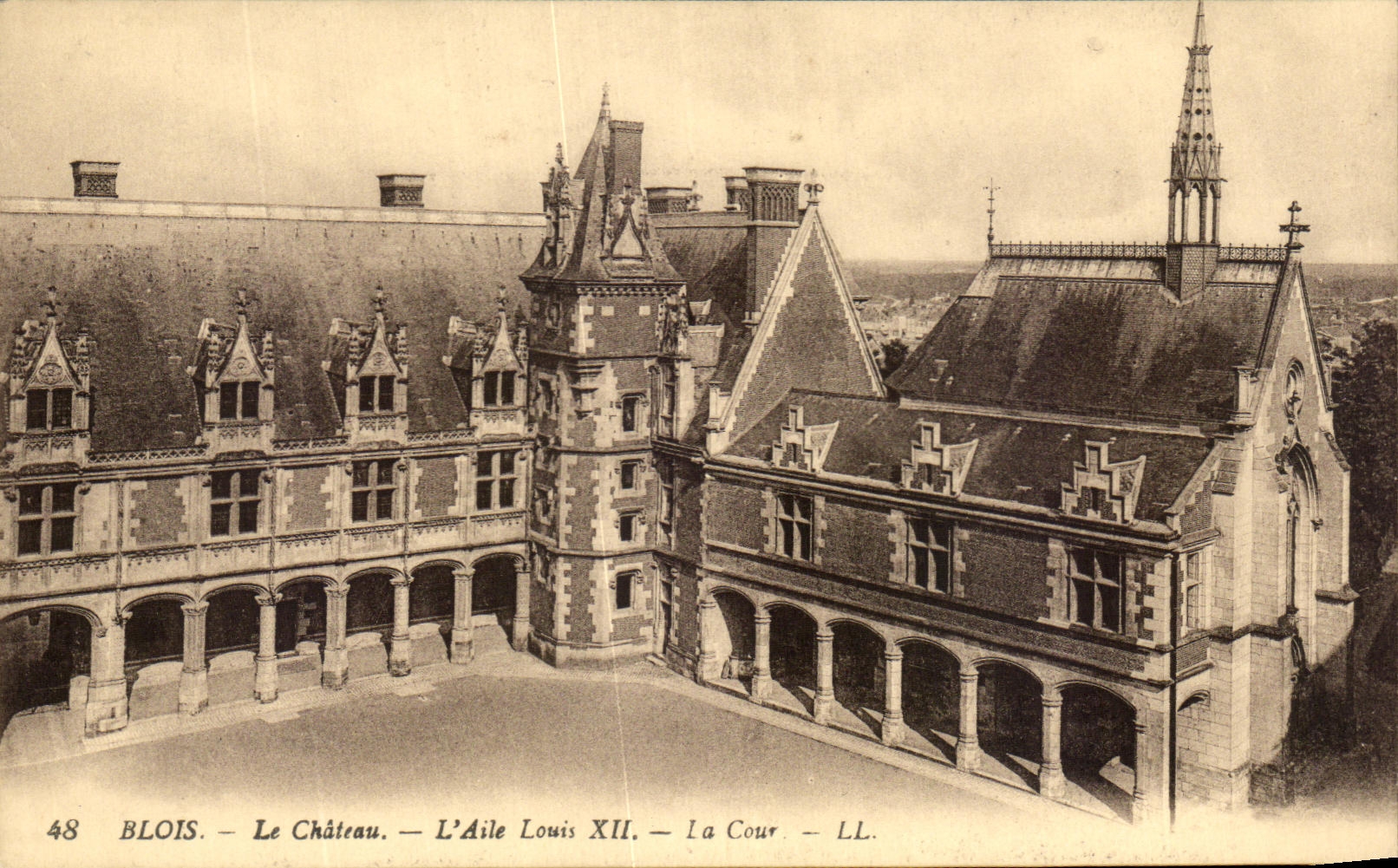Blois — Le Château — L'Aile Louis XII — La Cour — LL.