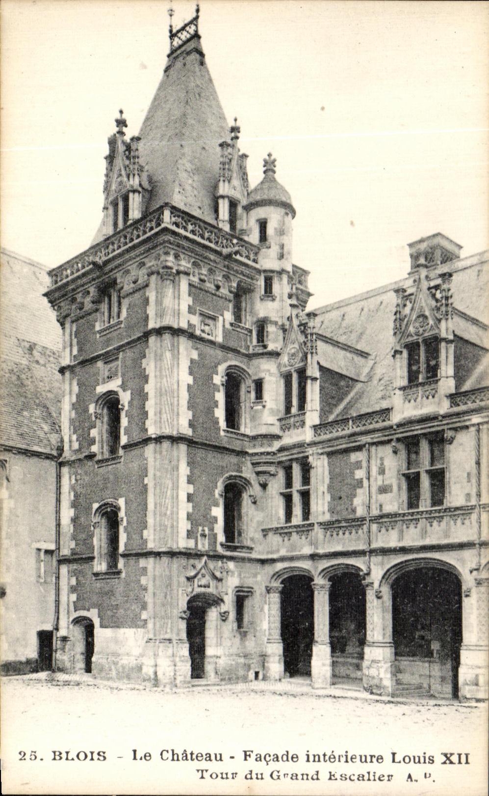 Blois - Le Château - Façade intérieure Louis XII - Tour du Grand Escalier A. V.