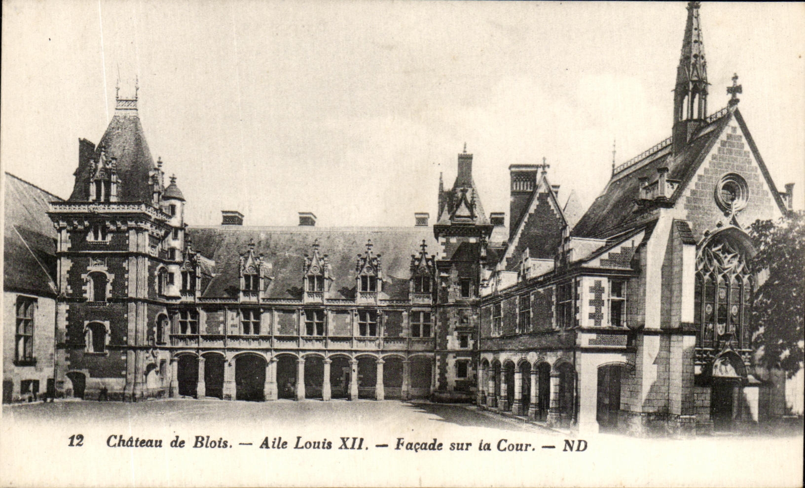 CPA Blois Le Chateau Aile Louis XII Facade sur la Cour